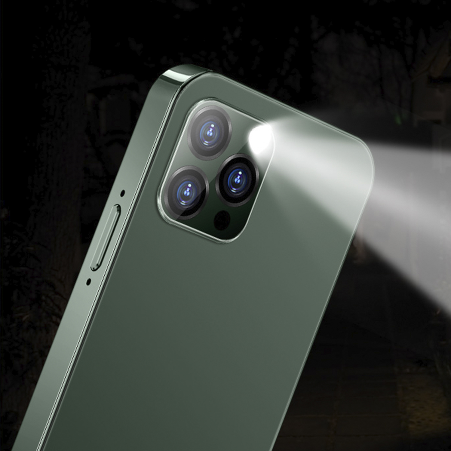 Grünes Smartphone mit Kameralinsen. Taschenlampe ist an. Dunkler Hintergrund.