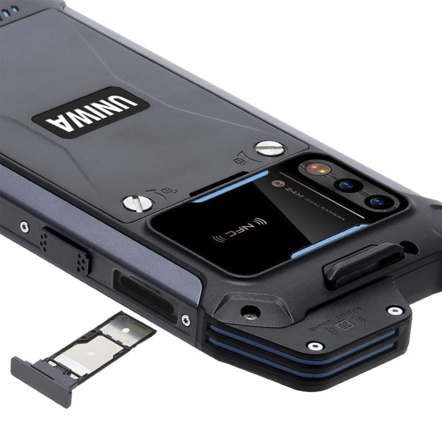 Primo piano di uno smartphone robusto. Include fotocamera, porte e vano SIM.