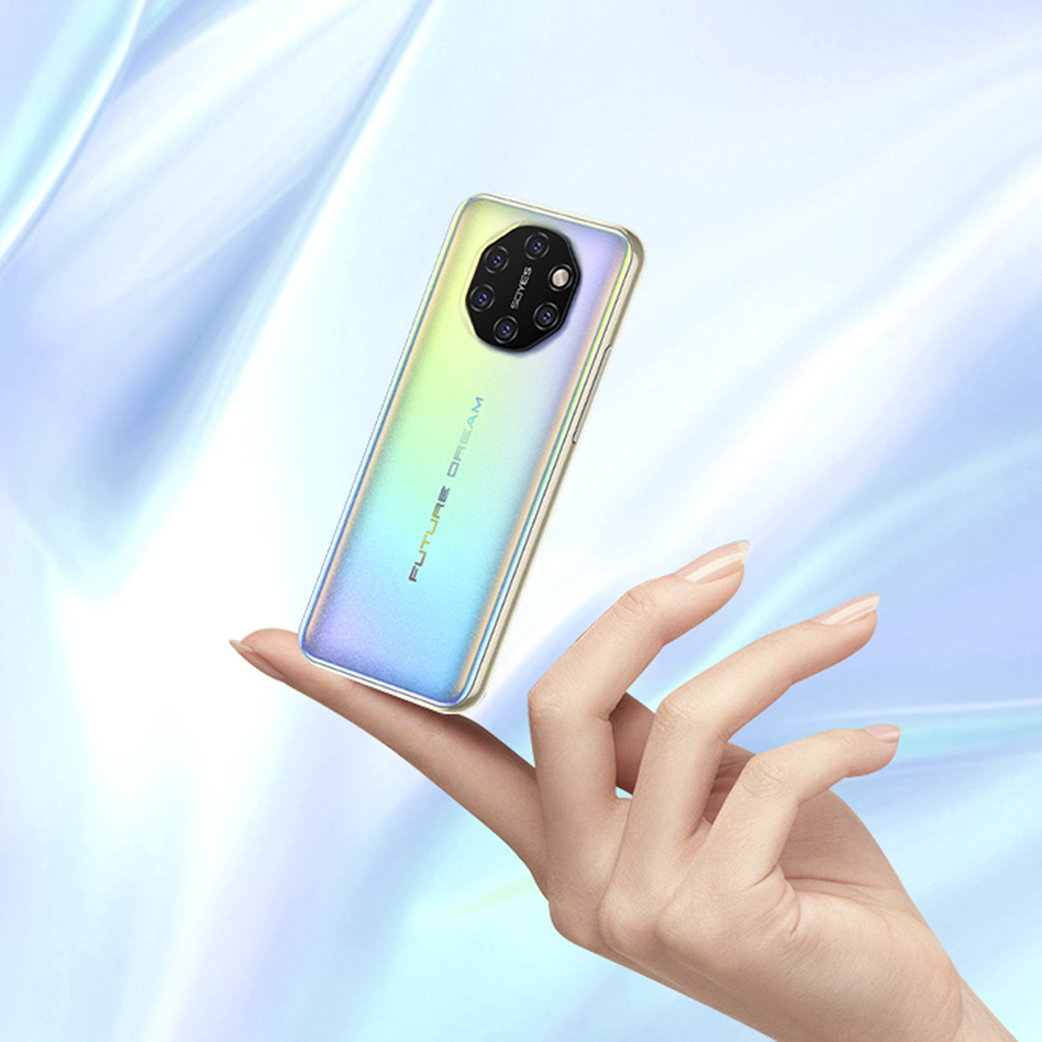 Ein Smartphone, gehalten von einer Hand, schillernde Farbe.