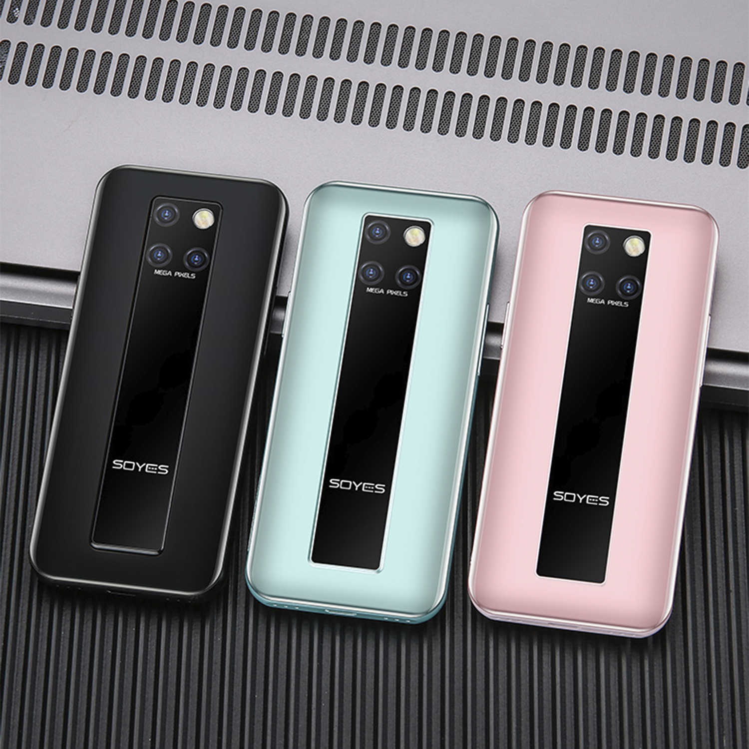 Drei Soyes-Smartphones, schwarz, blau und rosa. Sie haben ein ähnliches Design mit Kameraanordnung.
