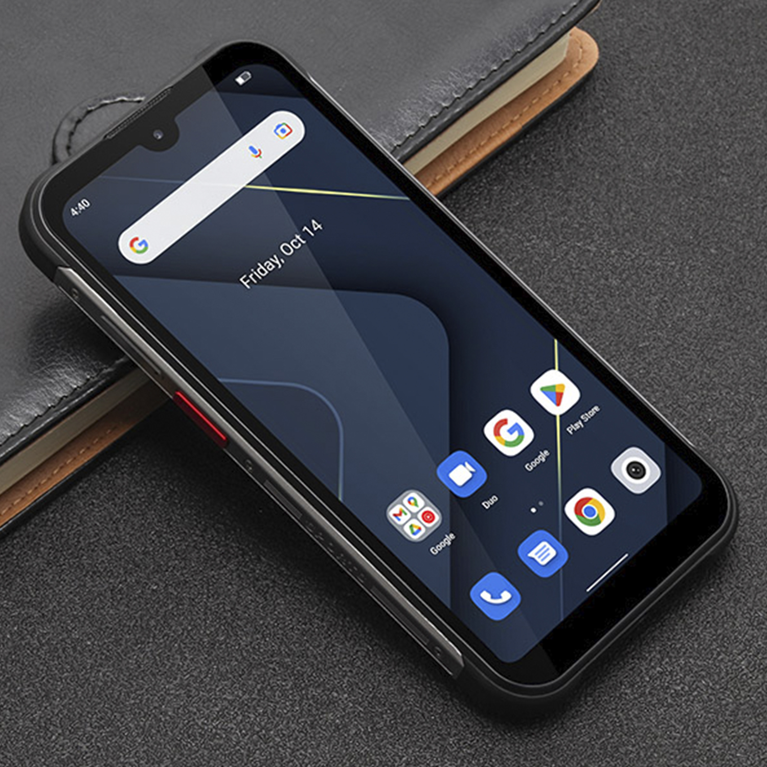 Smartphone nero su una superficie scura. Icone sullo schermo, inclusi i loghi di Google e Play Store.