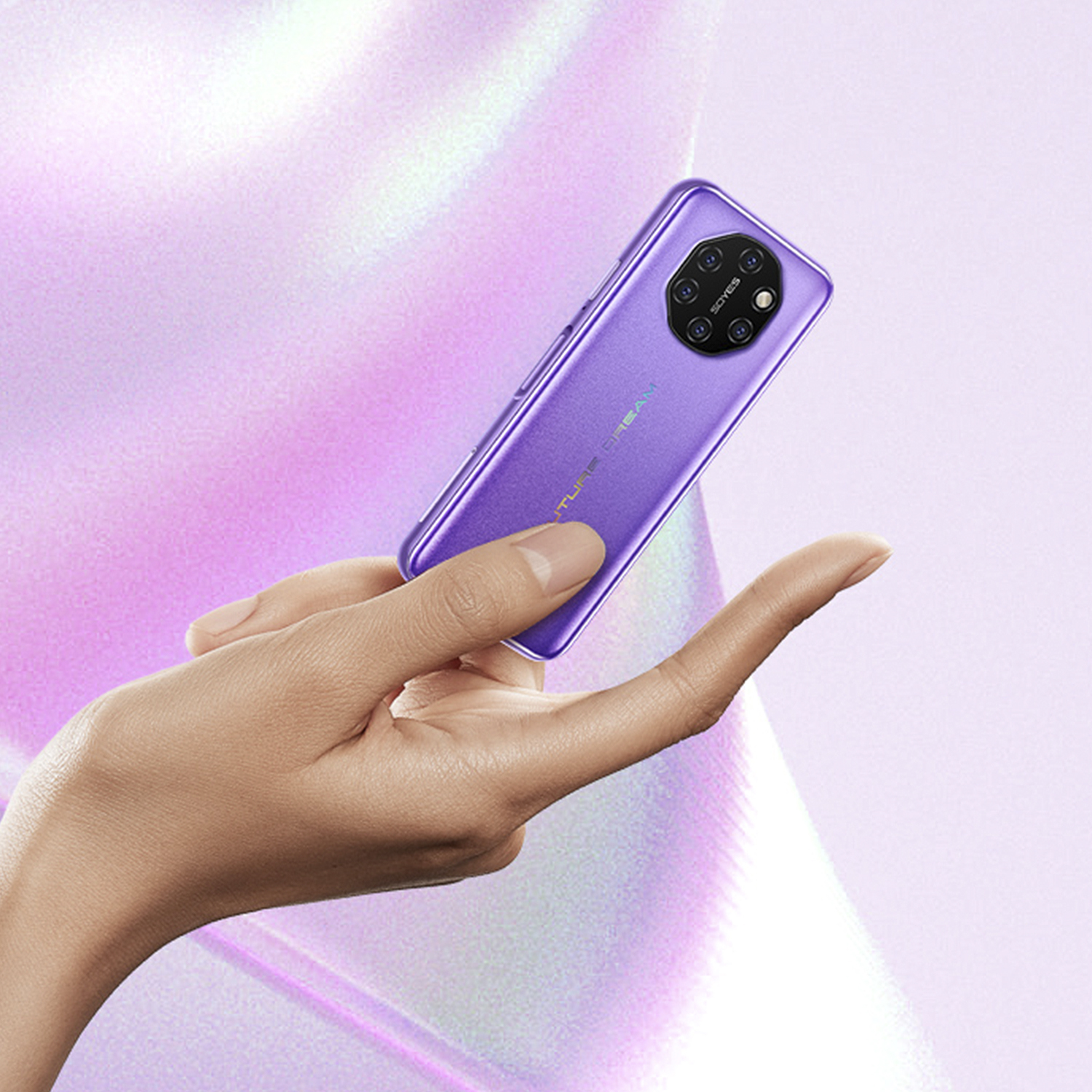 Ein lila Smartphone wird in einer Hand gehalten, mit einem Mehrfach-Objektiv-Kamerasystem und einem verschwommenen Hintergrund.