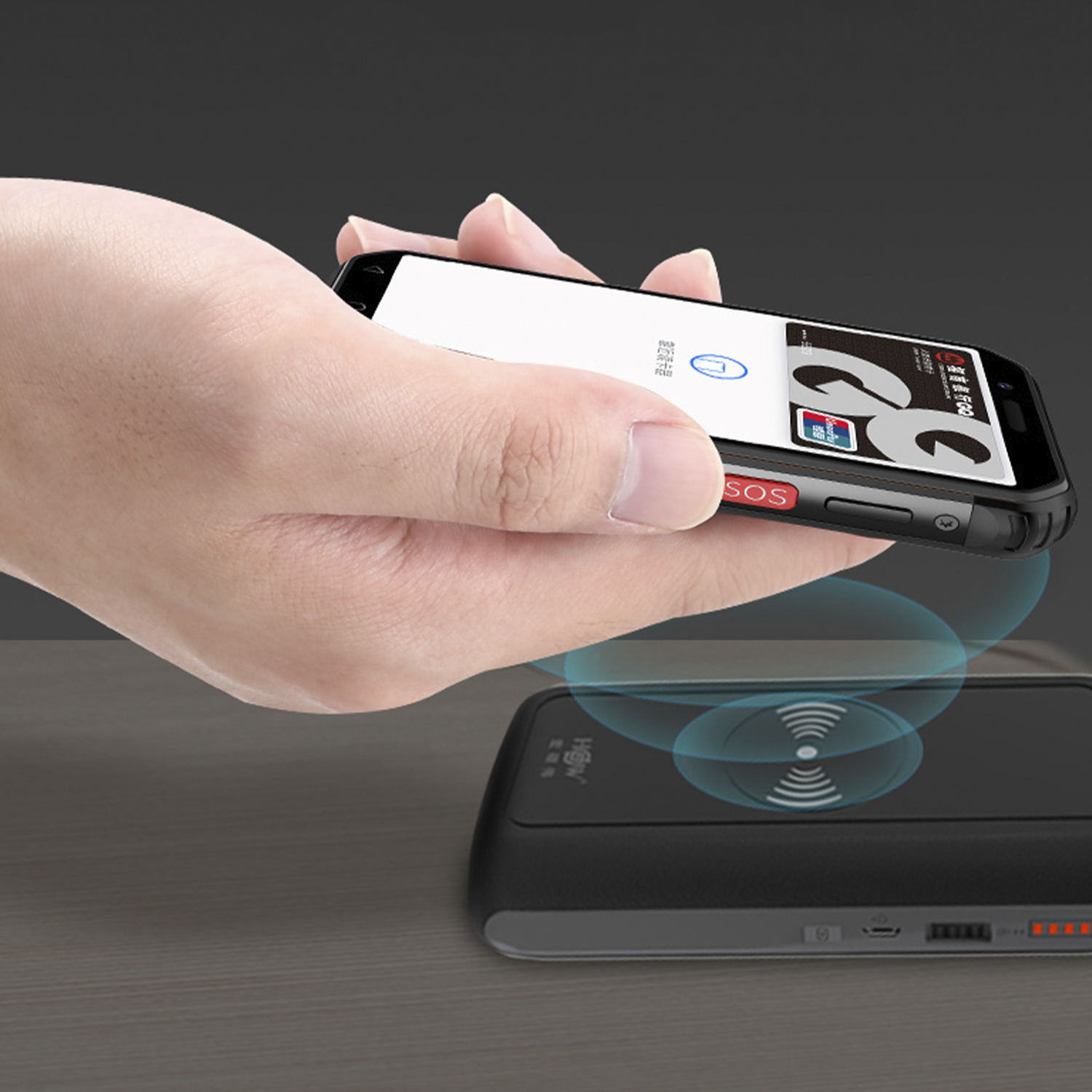 Mano che tiene un telefono nero su un pad di ricarica nero, con icone di ricarica wireless blu.