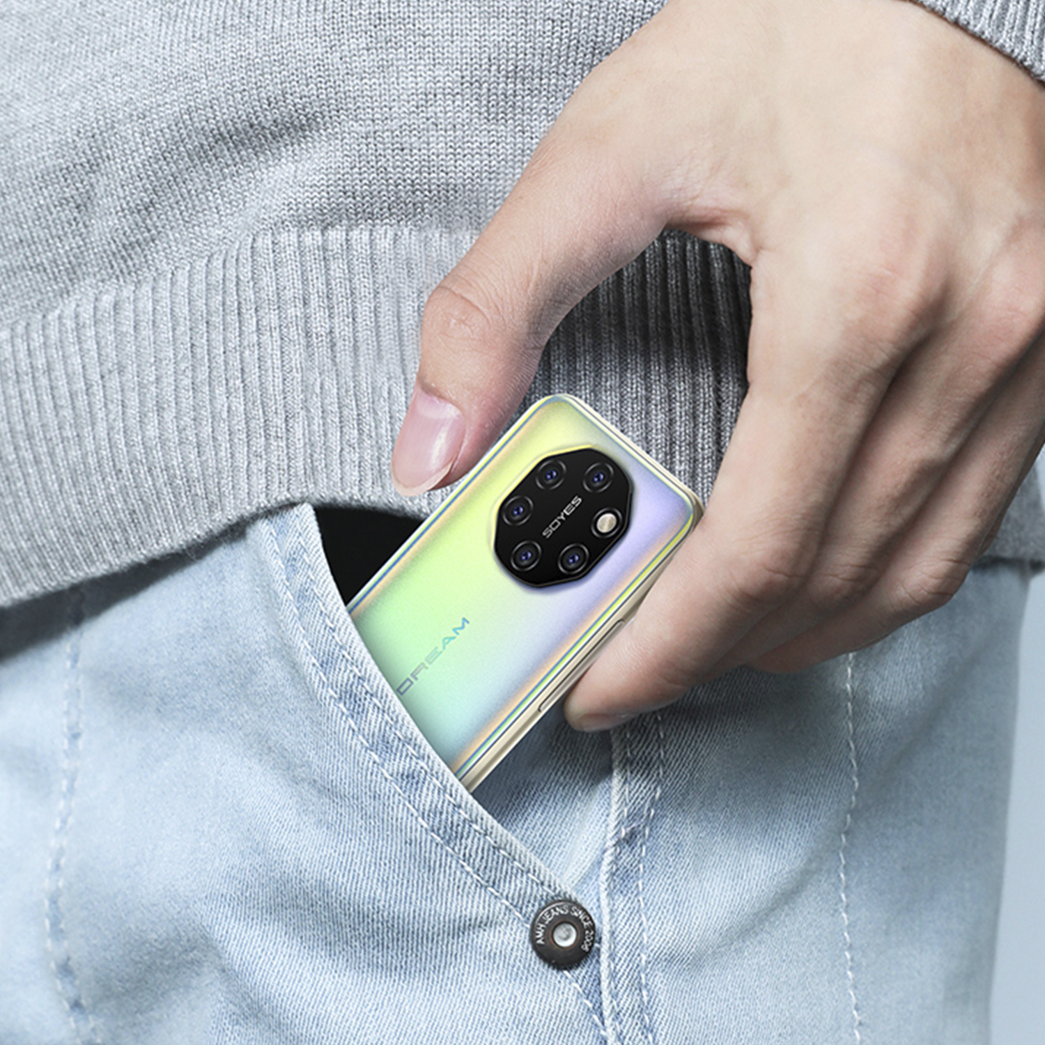 Hand in einer Tasche mit einem kleinen Telefon.