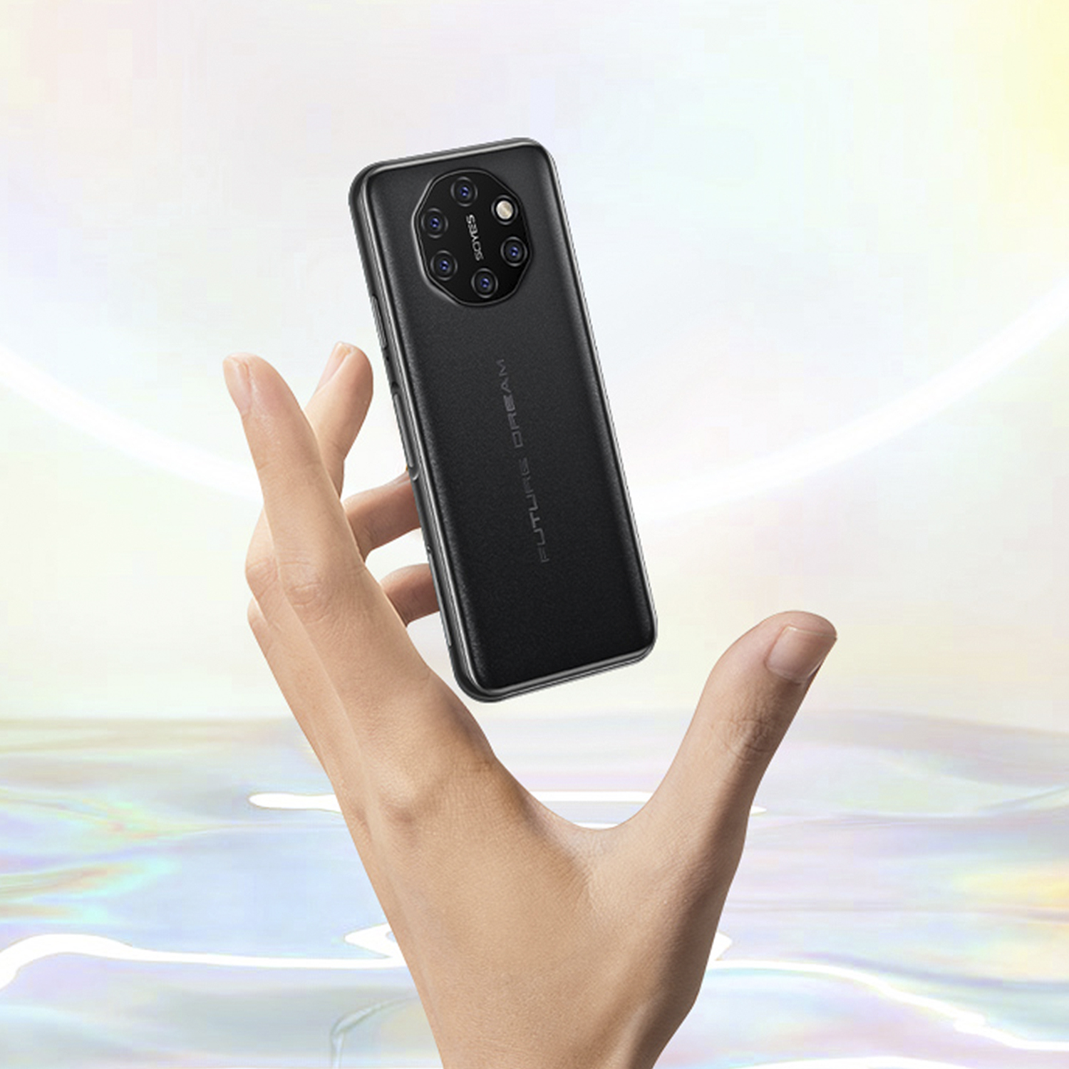 Un telefono nero in una mano, con un array di fotocamere e la scritta "FUTURE DREAM".