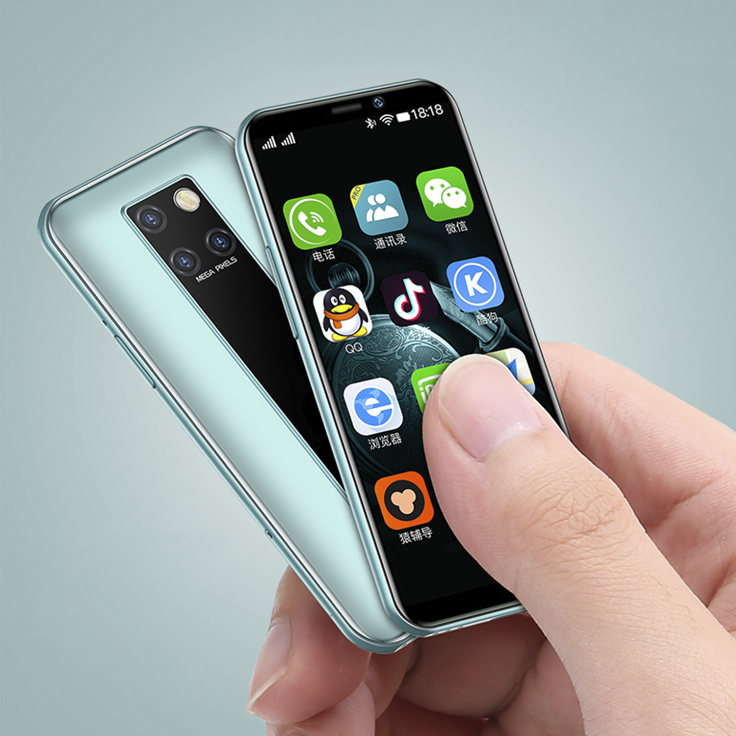 Una mano tiene in mano un piccolo smartphone turchese con varie icone di app sullo schermo e una fotocamera.