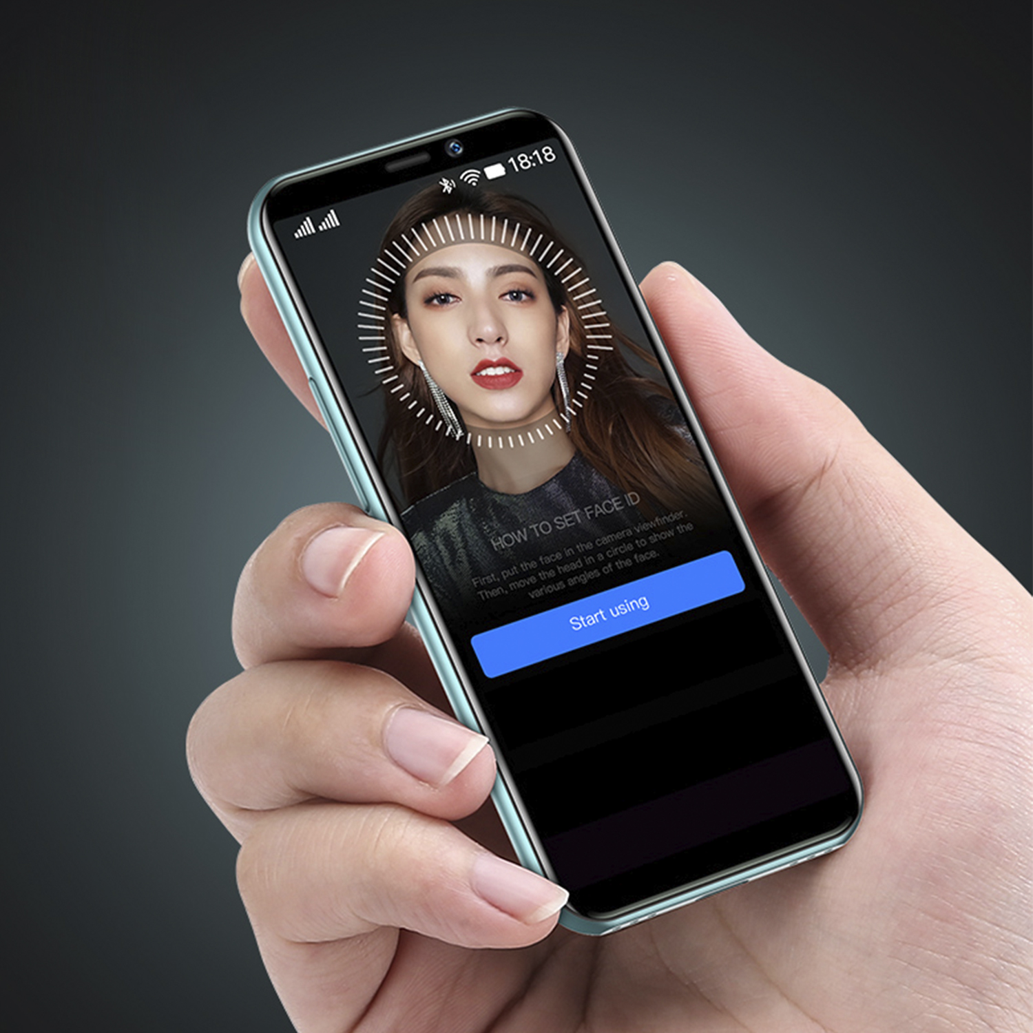 Mano che tiene un telefono verde, che mostra una schermata di configurazione Face ID con un volto femminile.