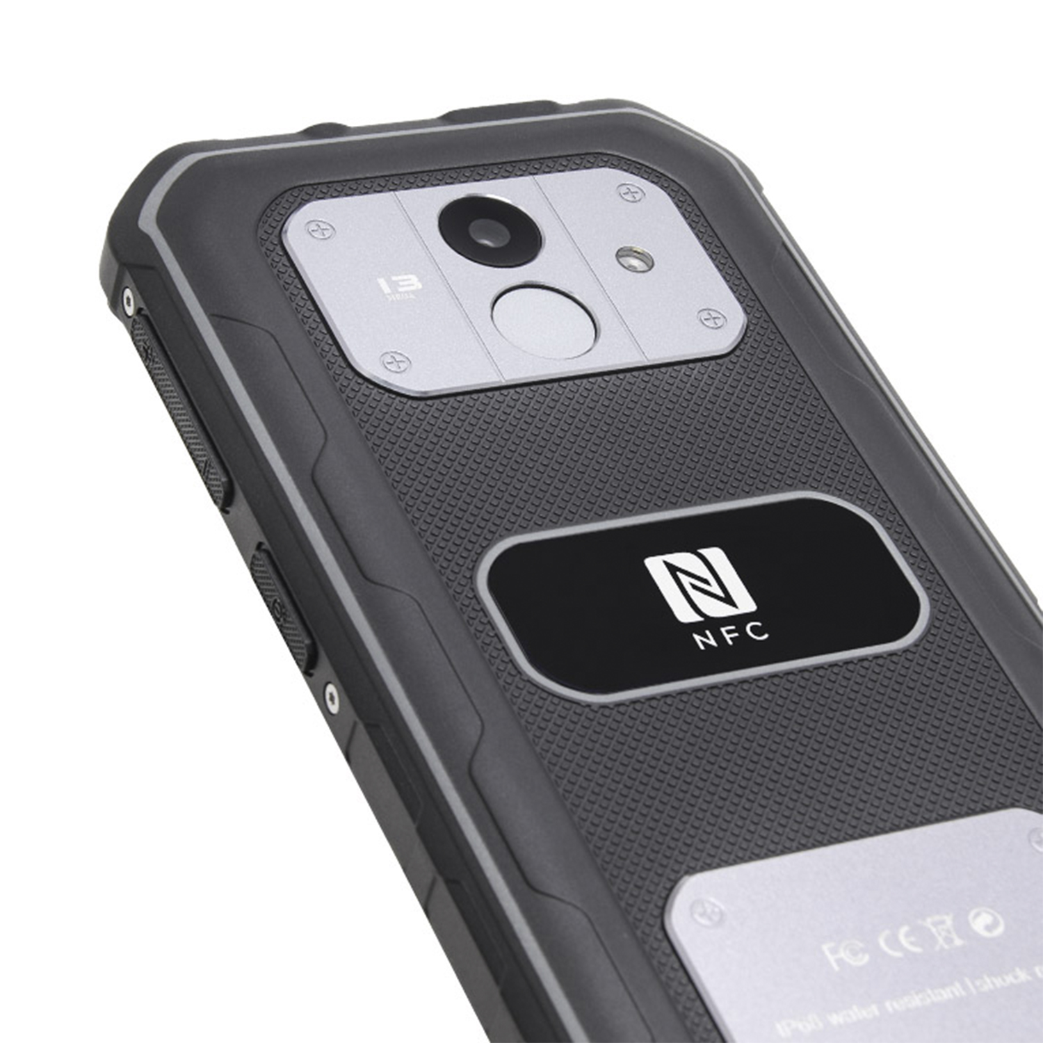 Smartphone nero robusto con fotocamera e logo NFC. Design grigio e nero.