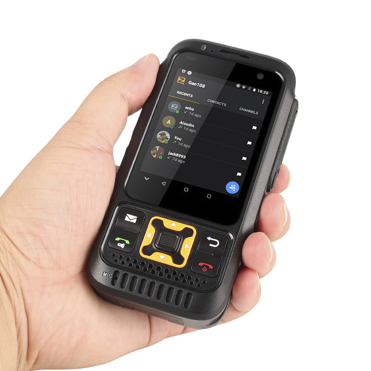 Una persona che tiene in mano un piccolo smartphone nero robusto con touchscreen. Lo schermo è acceso.