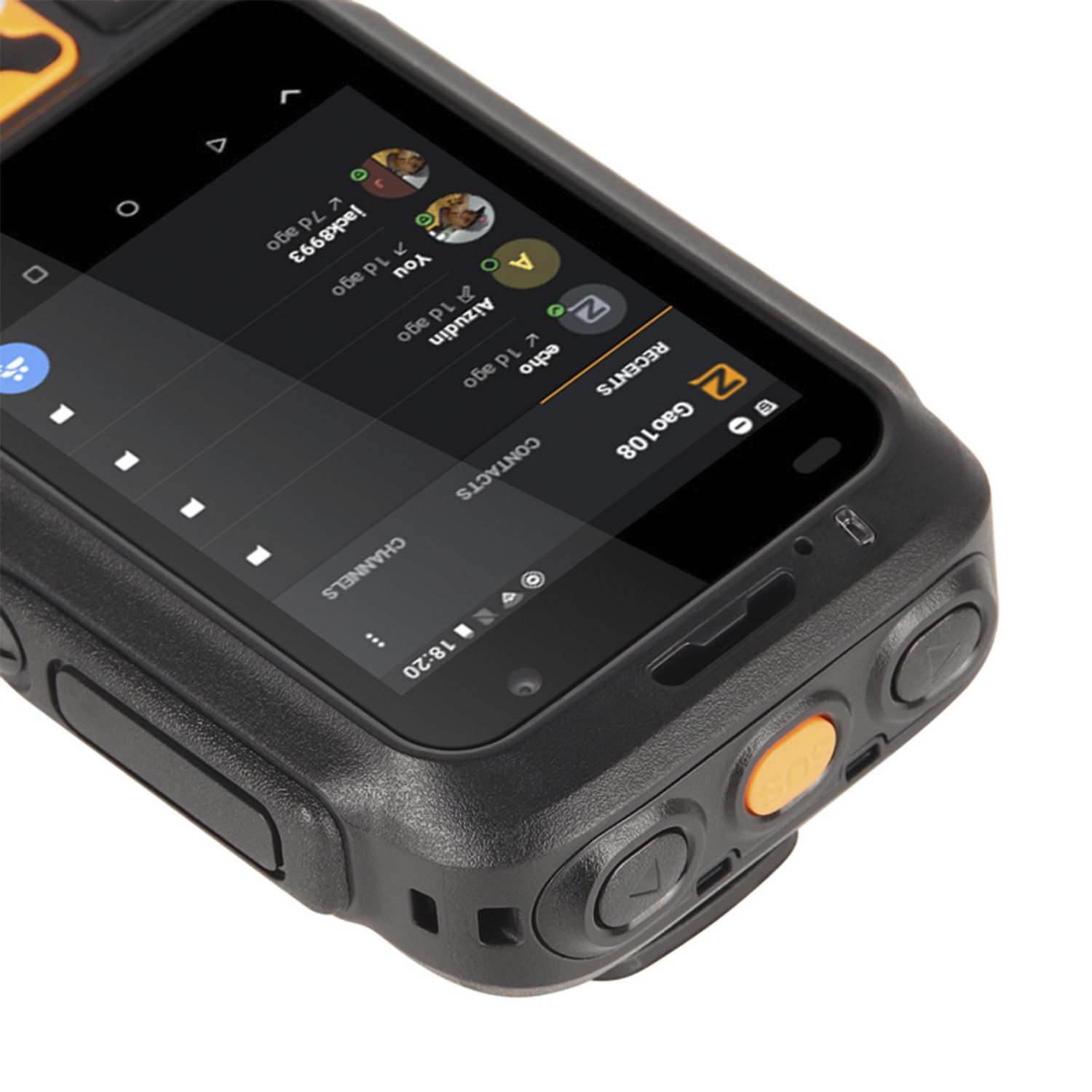 Primo piano di uno smartphone robusto con uno schermo che mostra un elenco di contatti e chiamate recenti.