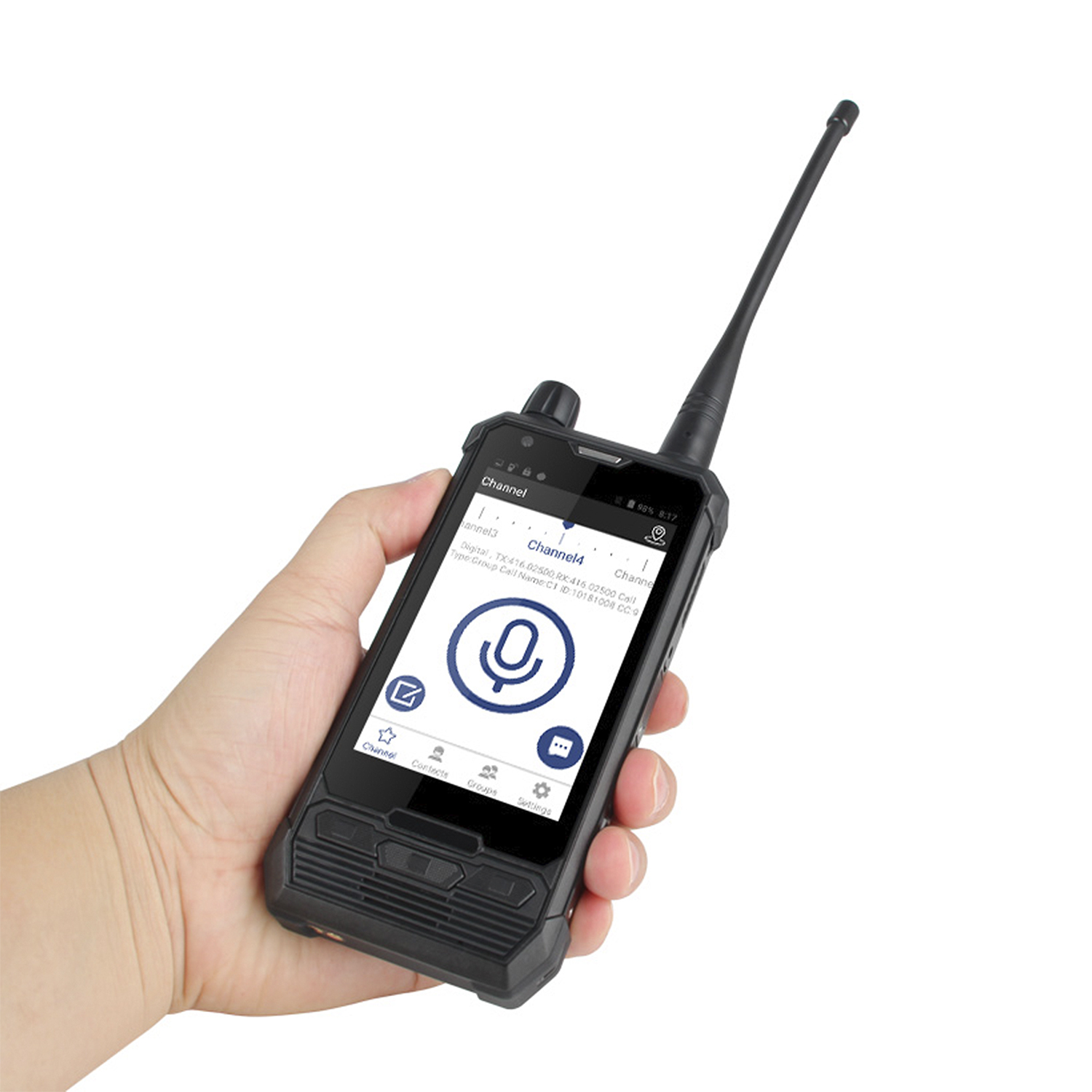 Mano sosteniendo un walkie-talkie. Pantalla muestra un icono de micrófono e info del canal.