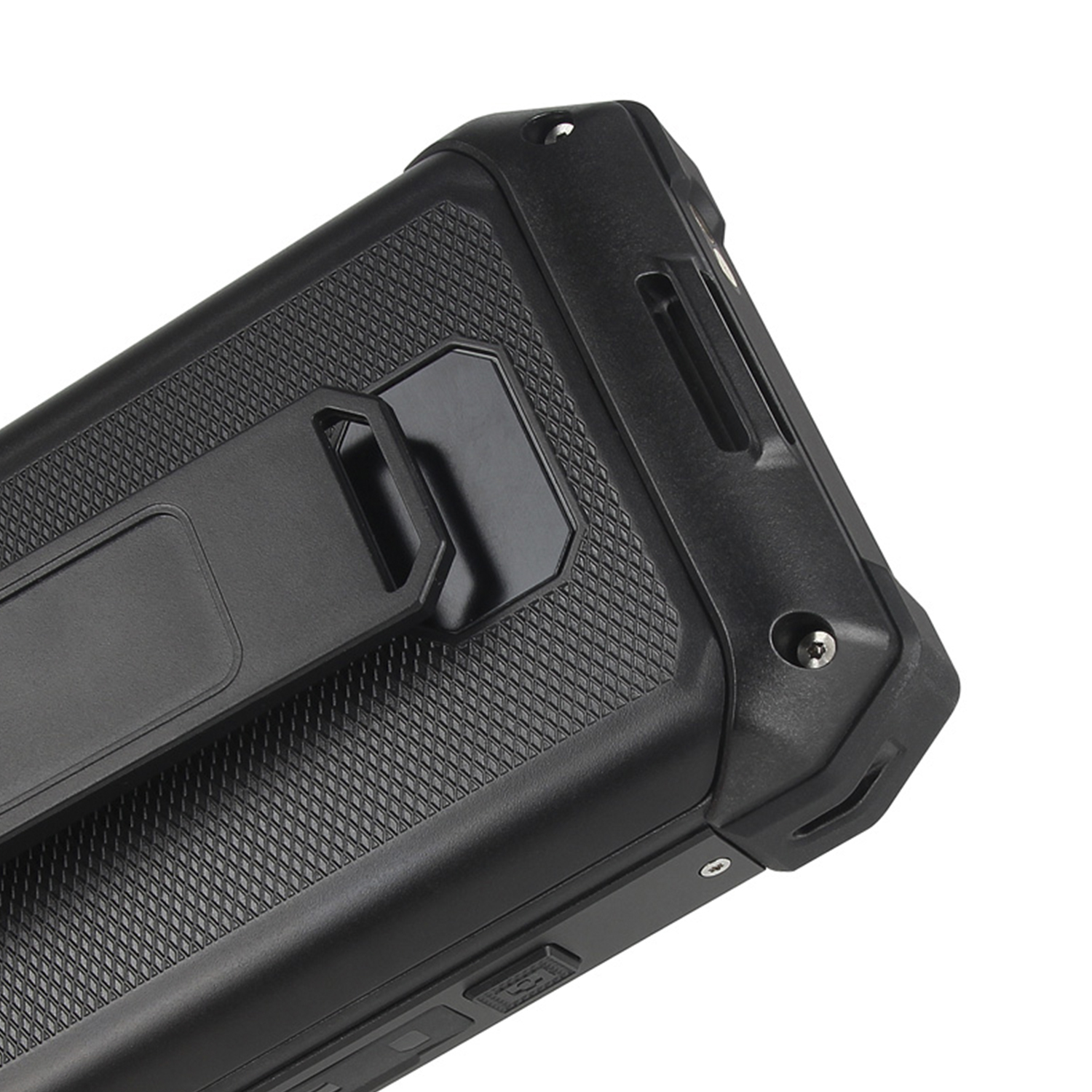 Dispositivo negro, texturizado, en ángulo, posiblemente una tableta o teléfono resistente, con soporte.