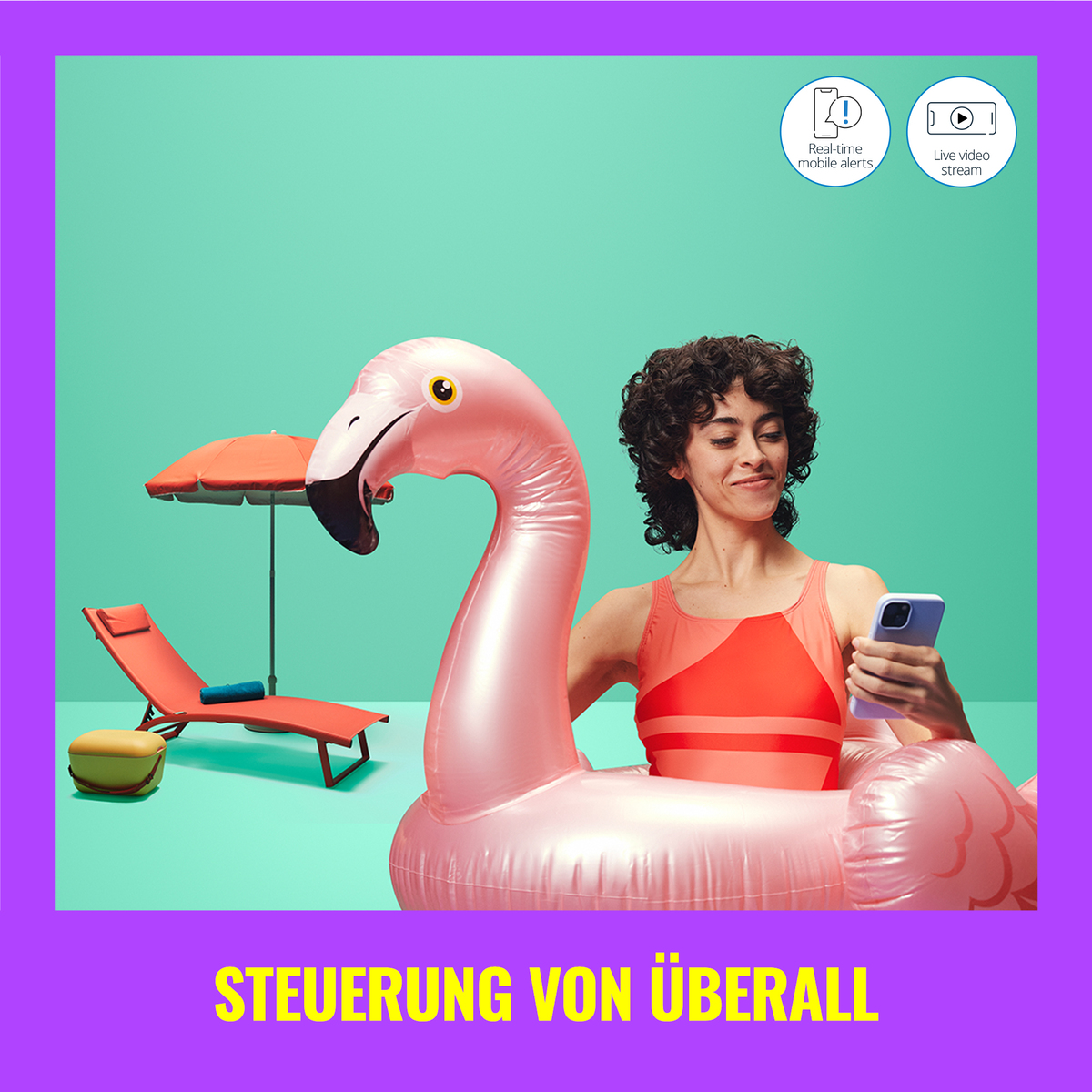 Vrouw op opblaasbare flamingo, telefoon gebruikend. Achtergrond: parasol, strandstoel.