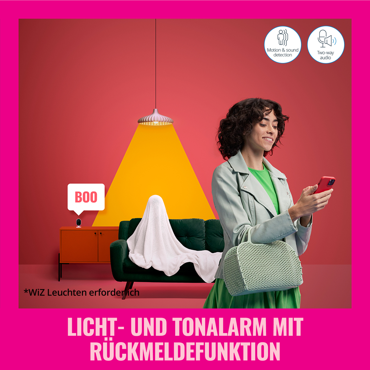 Vrouw gebruikt telefoon, spook onder laken en lamp schijnt op kamer. Tekst onderaan.