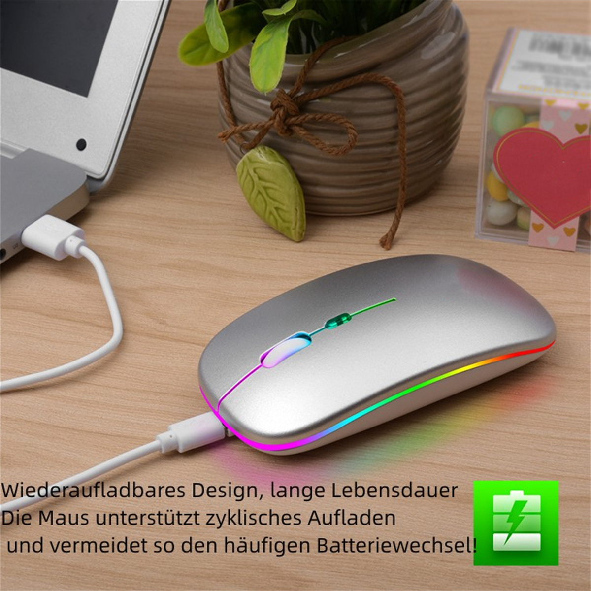 Eine silberne Maus mit Ladekabel und farbigem Lichtstreifen am Rand.