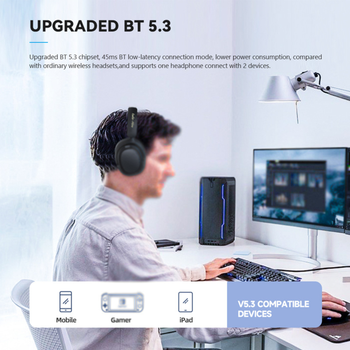 Ein Mann mit Kopfhörern sitzt an einem Computer mit Headset und Tastatur.