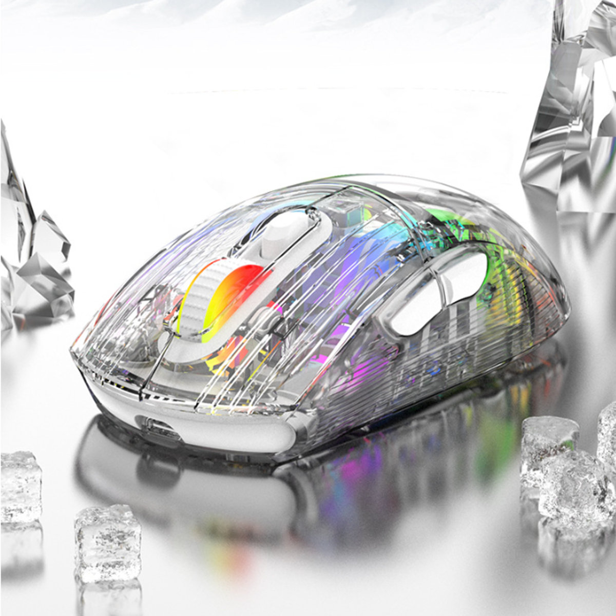 Eine transparente Maus mit bunten Lichtern innen und Eiswürfeln drumherum.