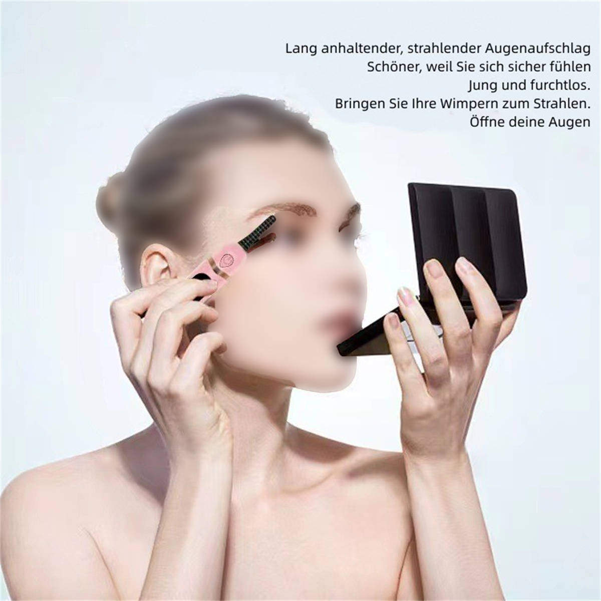 Eine Frau benutzt eine Wimpernzange und blickt in einen Spiegel, mit Text darüber.