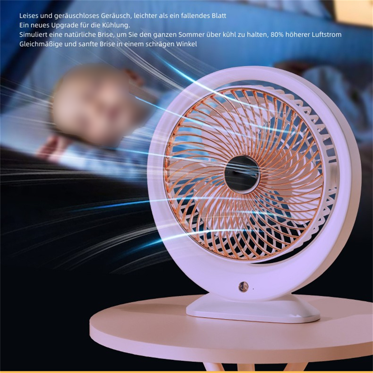 Weiß-goldener Tischventilator, im Hintergrund eine schlafende Person, dunkler Hintergrund.