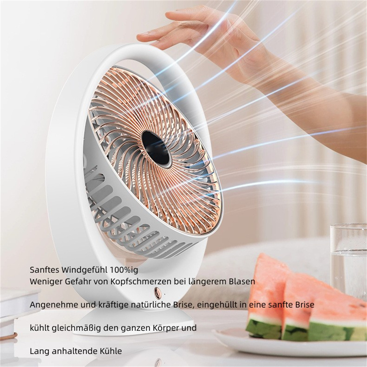 Weißer Ventilator mit kupferfarbenem Gitter. Hand in der Nähe des Ventilators. Text auf Deutsch.
