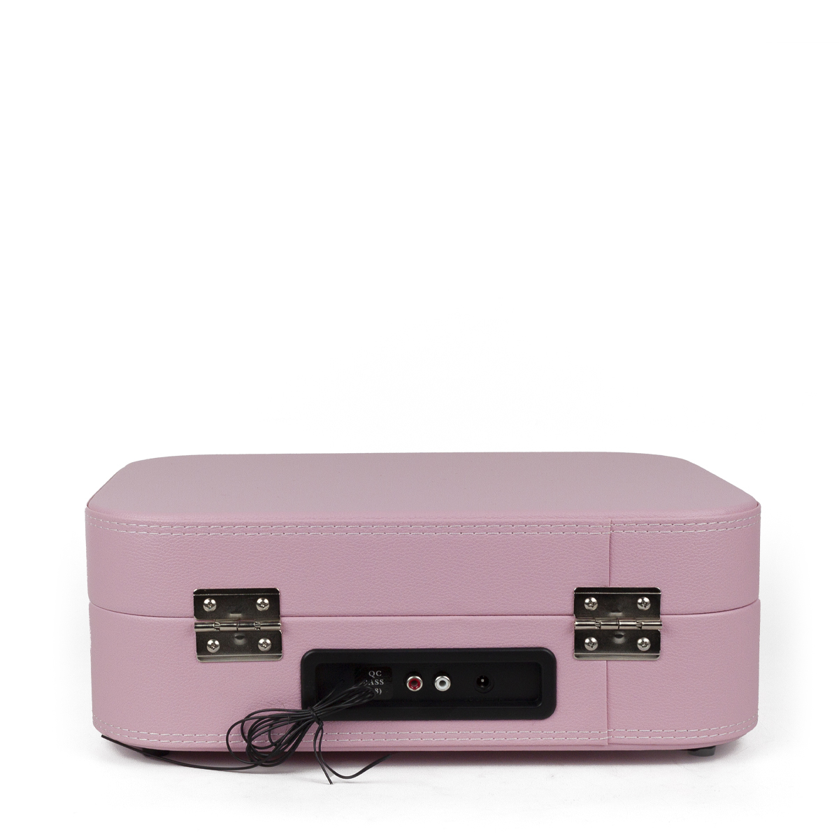 Różowy gramofon. Ma jasnoróżowy korpus, chromowane zawiasy i czarne wejścia zasilania.