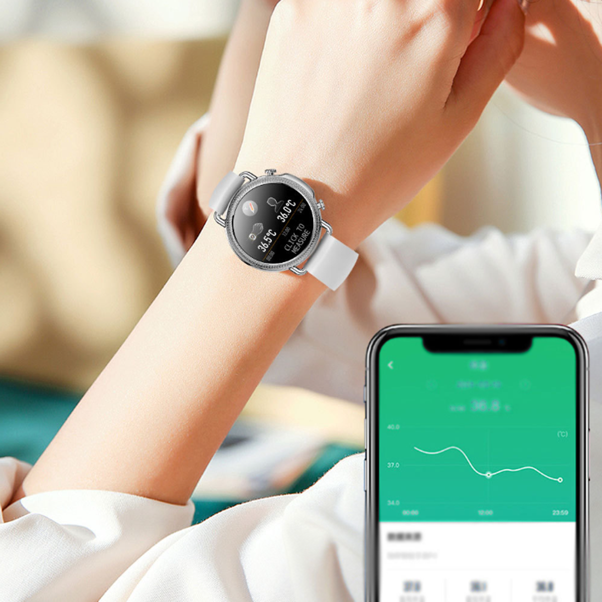 Der Arm einer Frau mit einer Smartwatch und einem Telefon, das ein Diagramm anzeigt. Der Hintergrund ist verschwommen.