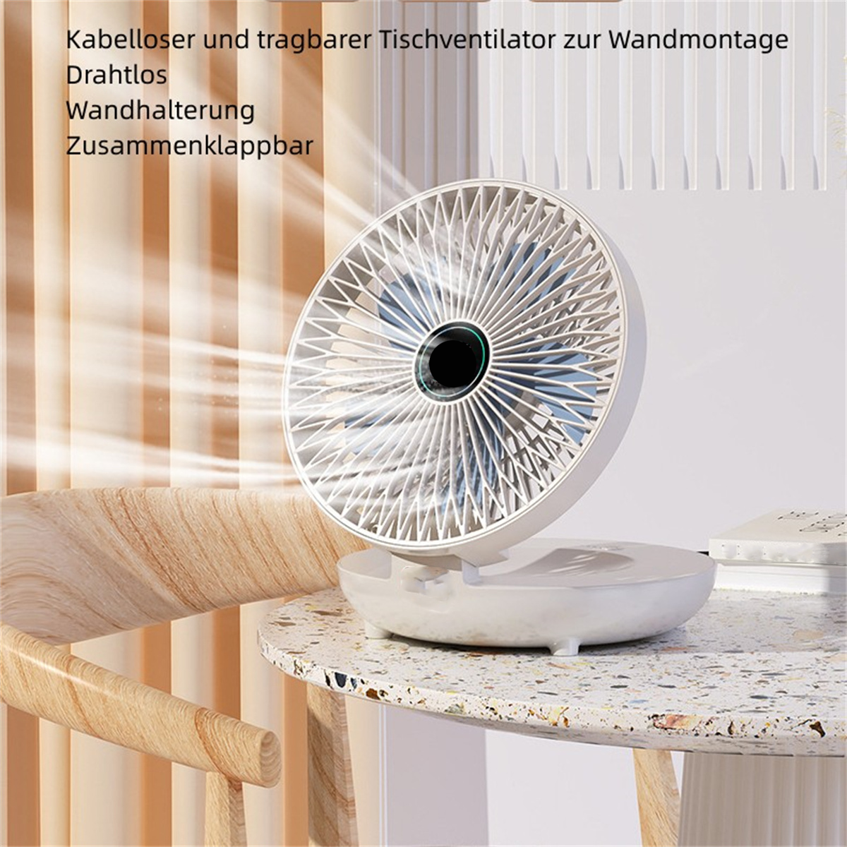 Weißer Ventilator auf einem Tisch, mit Flügeln und rundem Sockel. Er ist nach rechts geneigt.