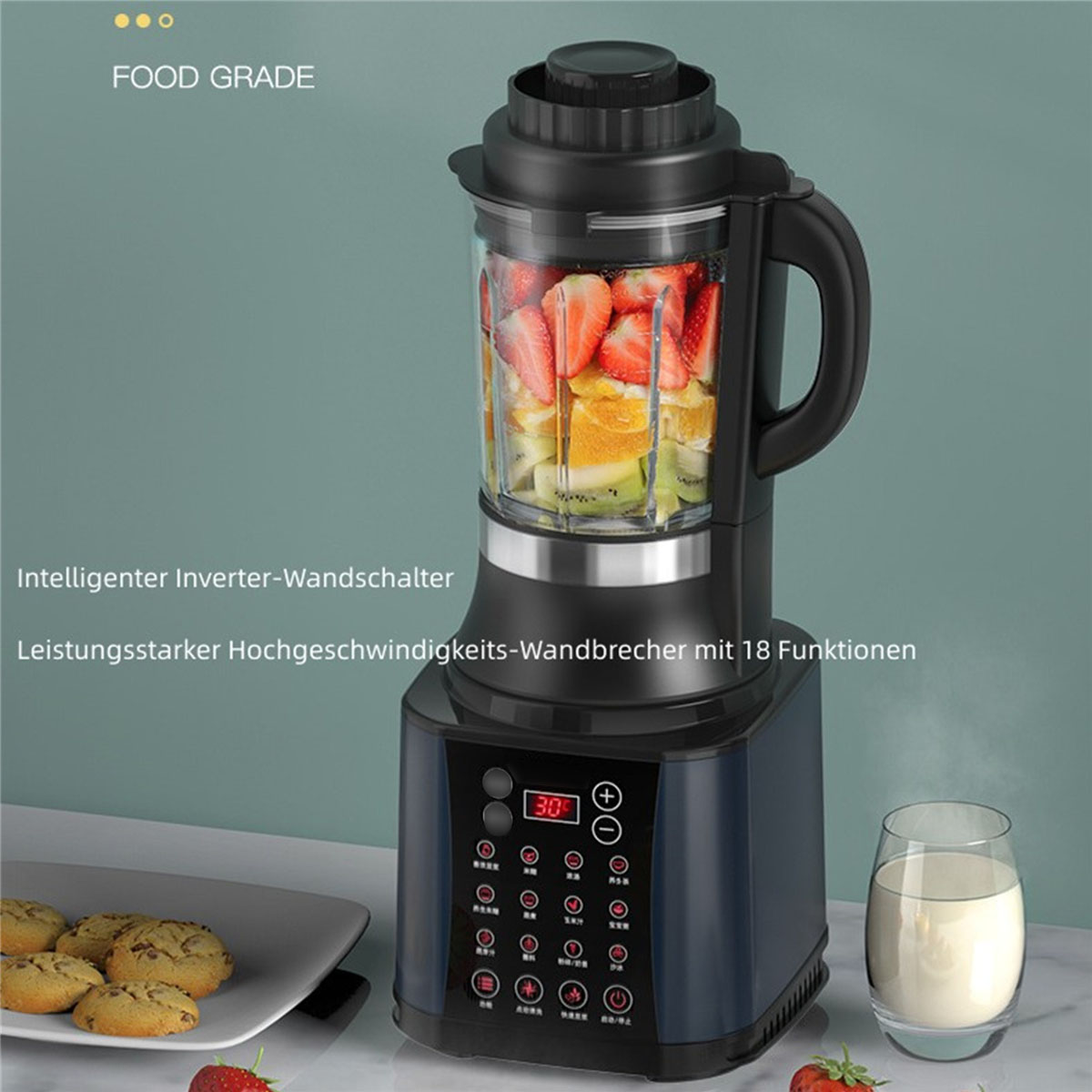 Ein Mixer mit Früchten und ein Glas Milch daneben. Er hat eine digitale Oberfläche und Knöpfe.