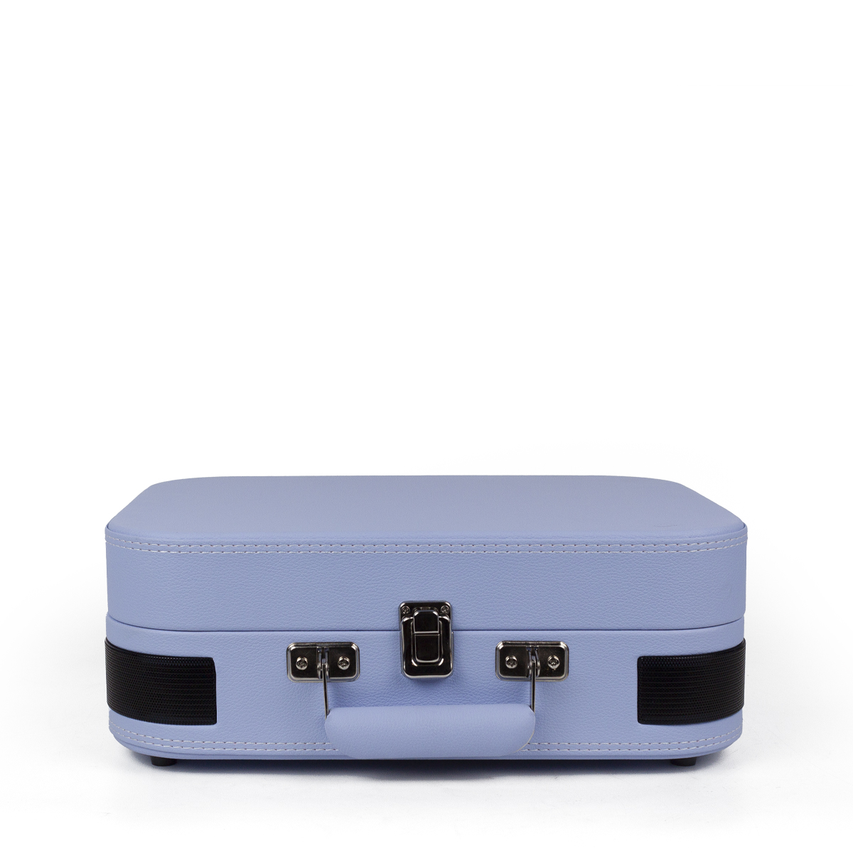 Jasnoniebieska walizka z uchwytem, zamkiem i czarnymi gumkami. Białe tło.