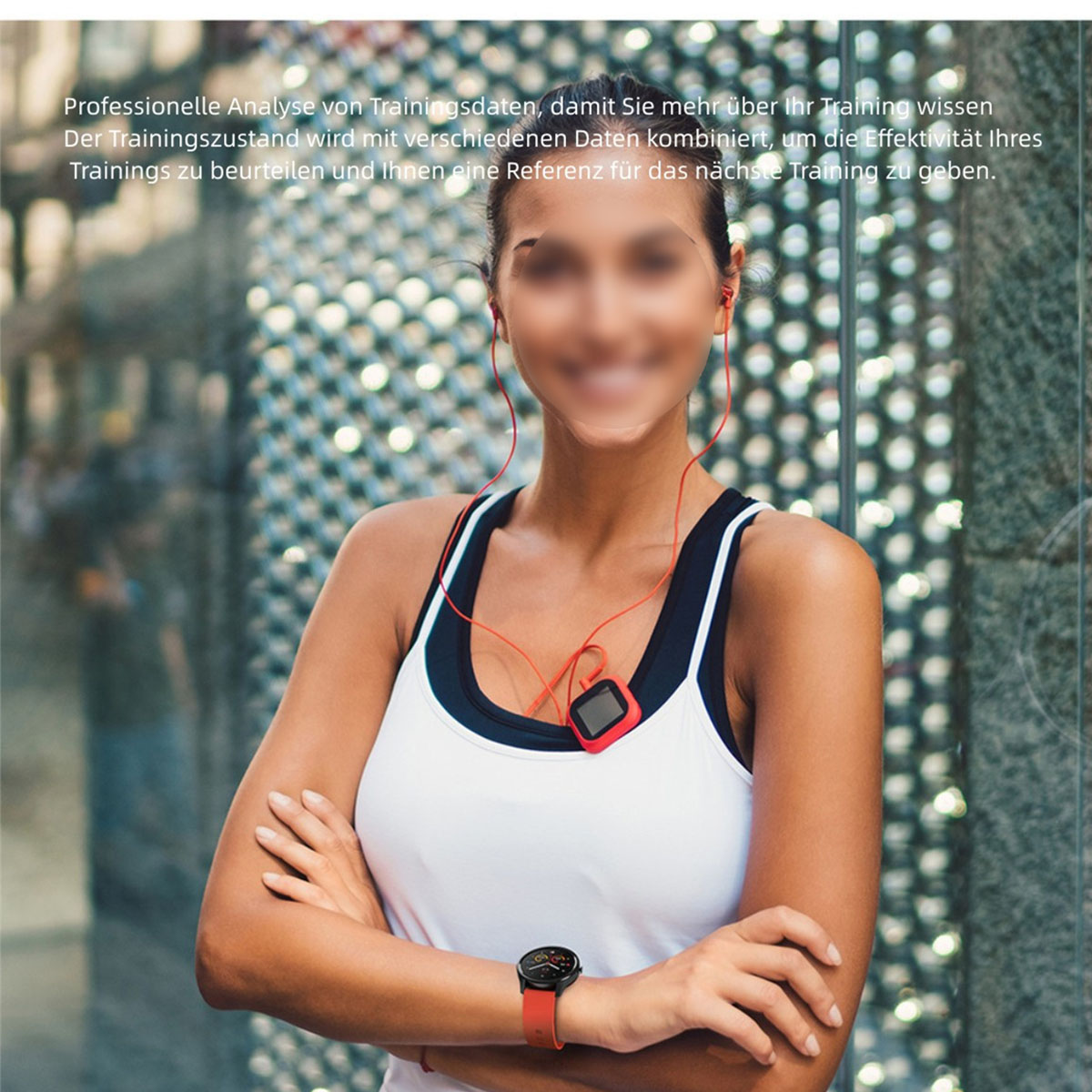 Eine Frau mit einer Smartwatch, die rote Kopfhörer und ein weißes Tanktop trägt.