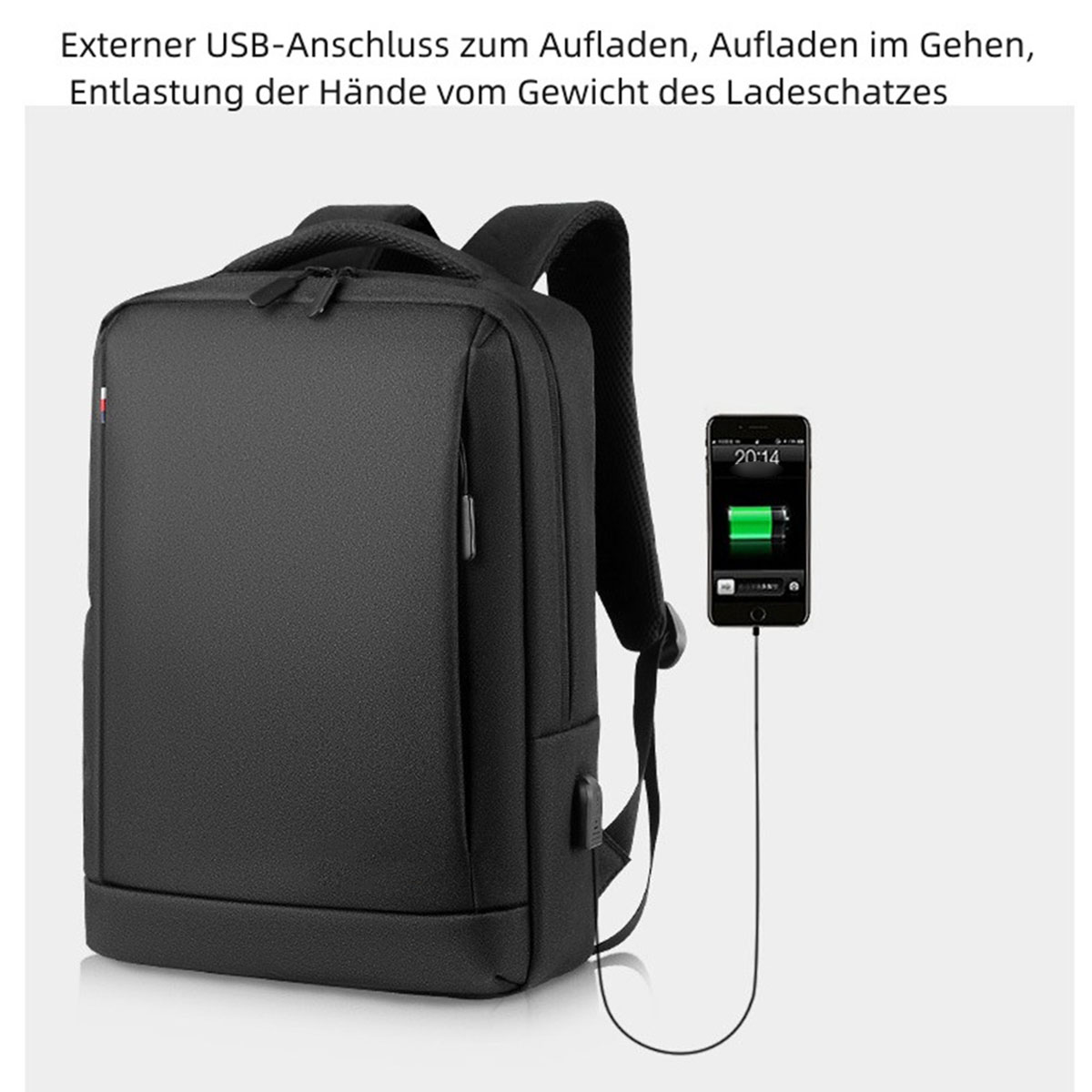 Schwarzer Rucksack mit USB-Ladeanschluss, verbunden mit einem Telefon mit Akku, auf weißer Oberfläche.