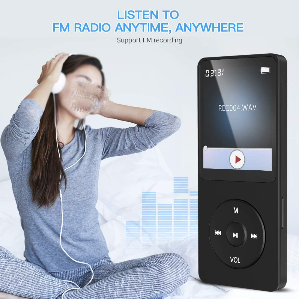 Un reproductor MP3 negro con pantalla y botones, y una mujer con auriculares.
