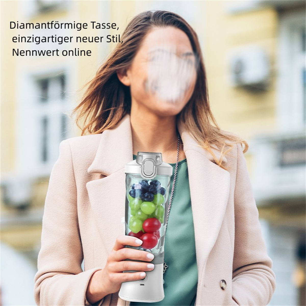 Frau hält einen Mixer mit Früchten. Ihr Gesicht ist verschwommen. Sie steht draußen.