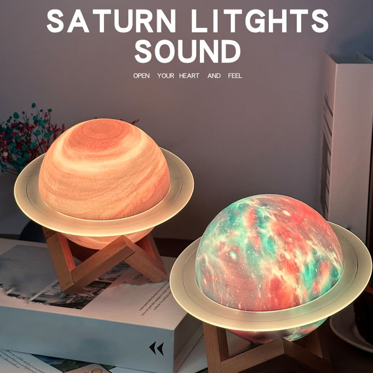 Saturnförmige Lampen auf Holzständern. Eine Lampe leuchtet orange, die andere mehrfarbig. Text: 'Saturn Lights Sound'.