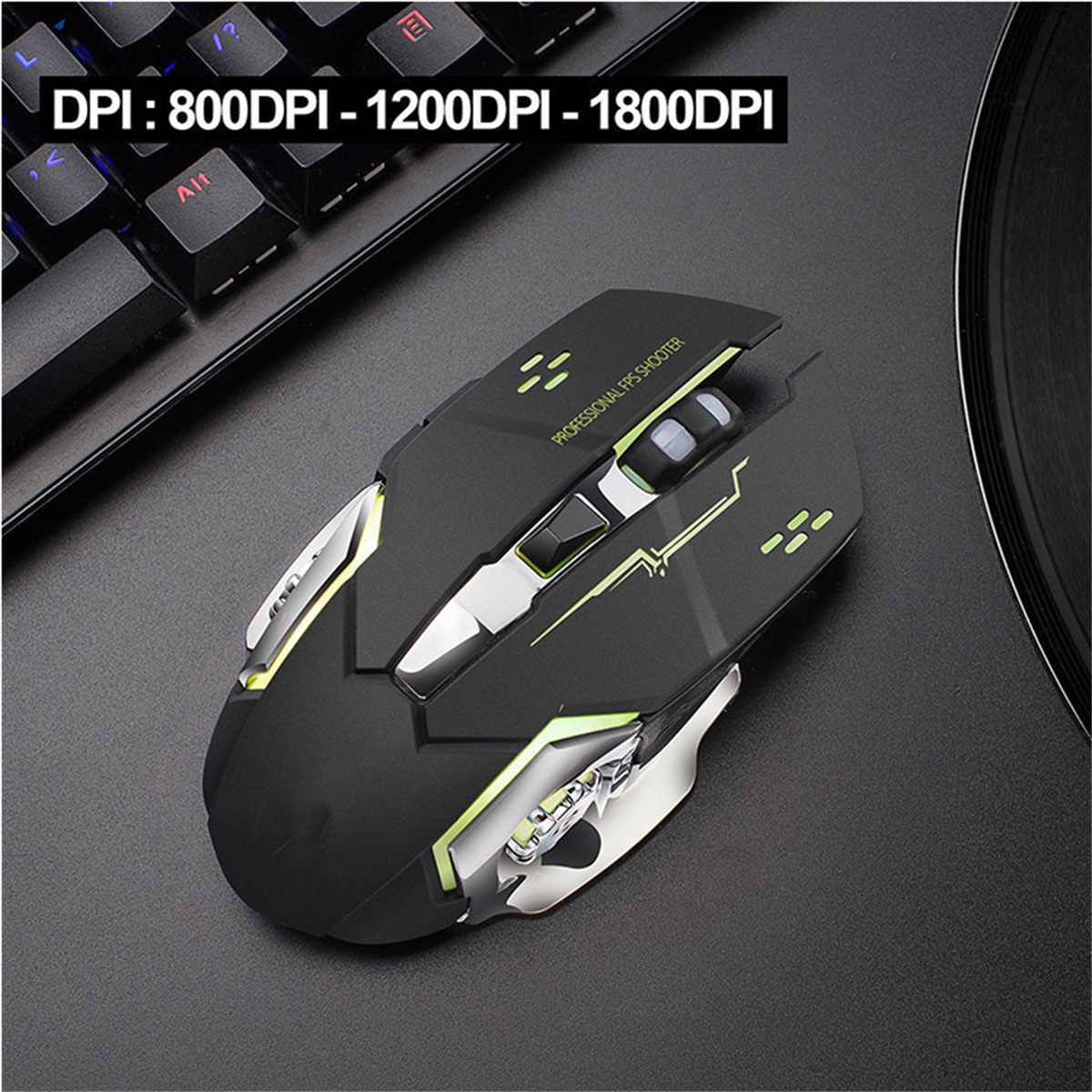 Schwarze Gaming-Maus auf dunkler Oberfläche, Tastatur im Hintergrund. Text zeigt DPI-Einstellungen.