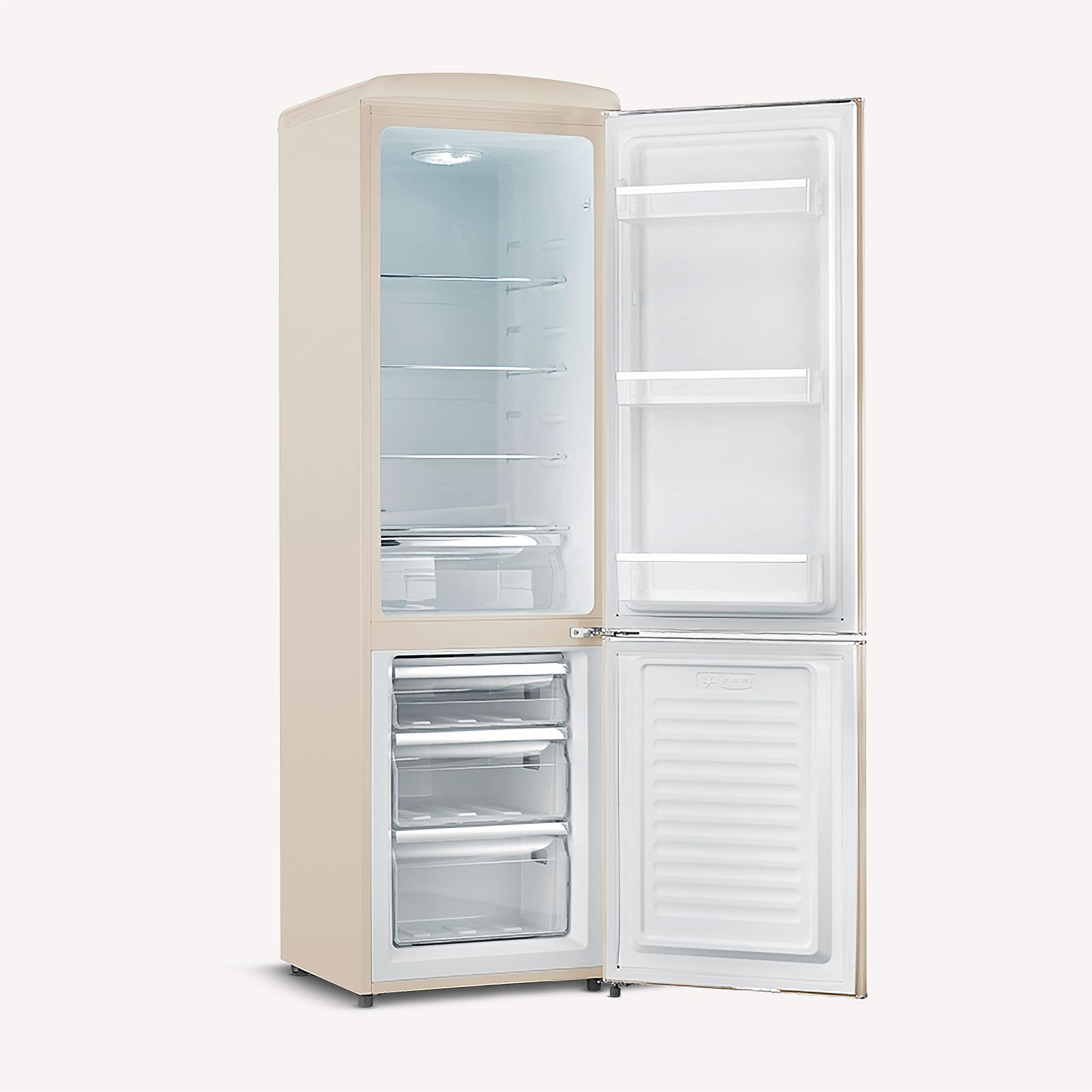 Frigorifero beige con porta aperta, mostra ripiani e scomparti. Porta congelatore aperta sotto.