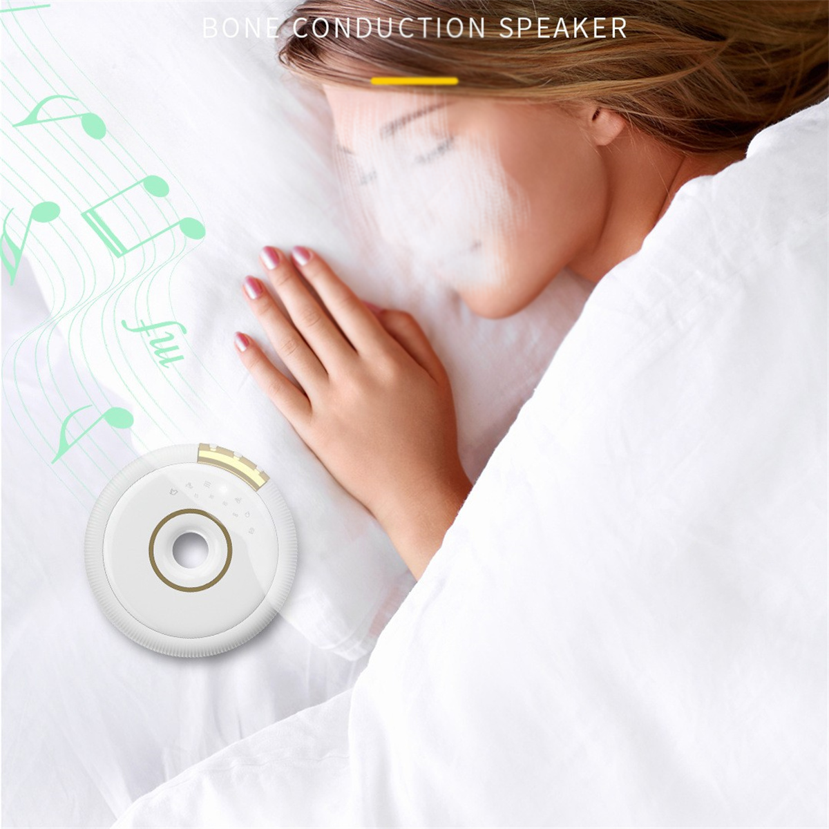 Mujer durmiendo con altavoz de conducción ósea. Notas musicales a la izquierda.