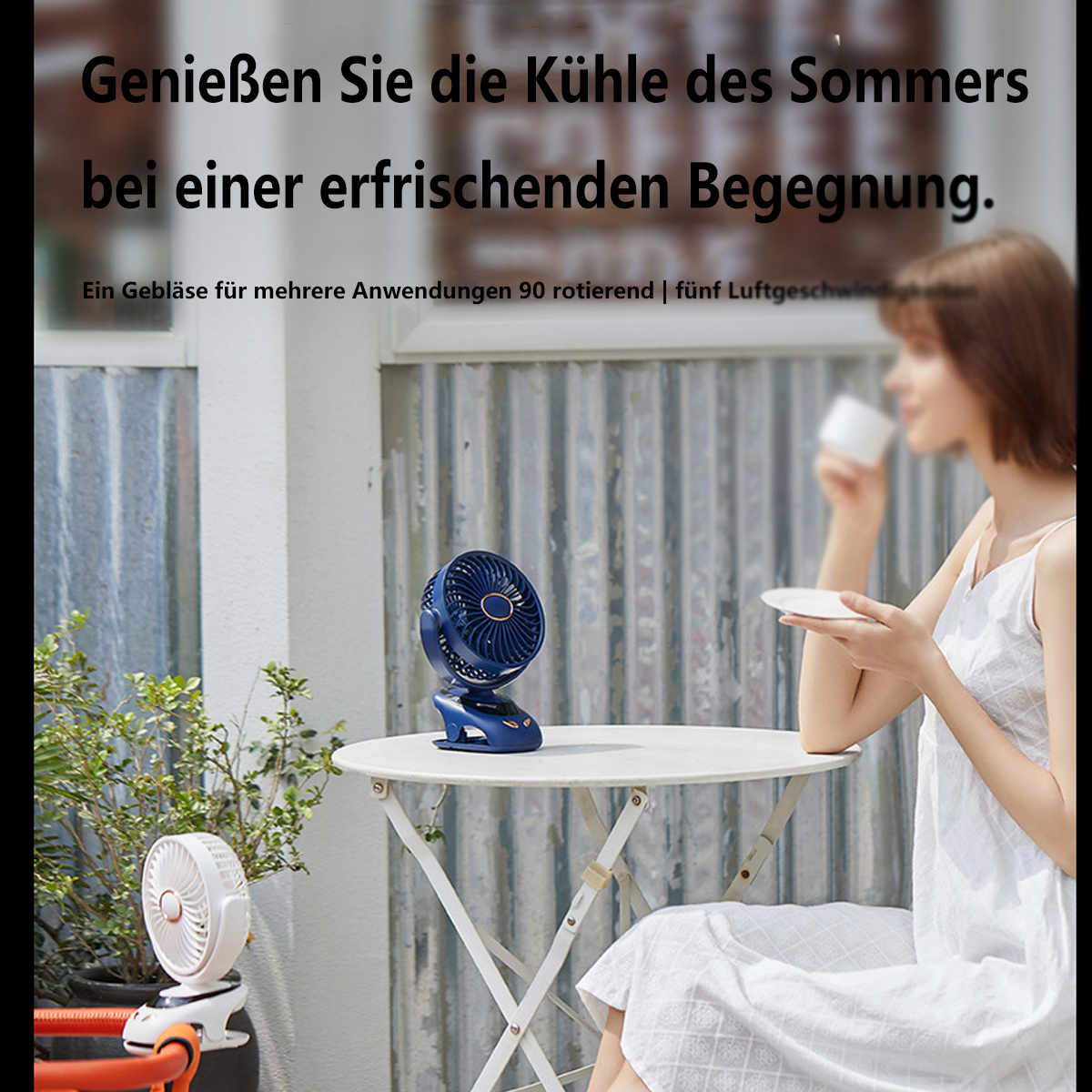 Eine Frau sitzt an einem Tisch mit einem kleinen Ventilator. Der Ventilator bläst Luft. Der Text lautet: Genießen Sie die Kühle des Sommers.