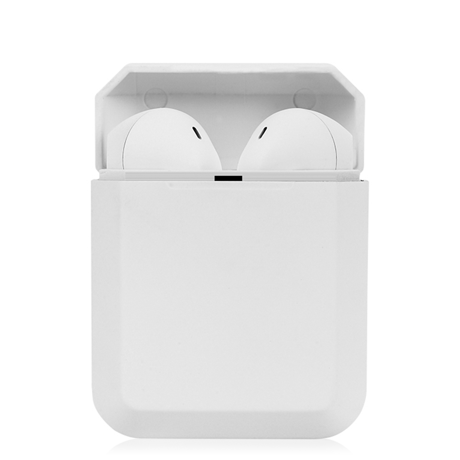 Primer plano de un estuche de carga blanco con dos auriculares blancos dentro, sobre un fondo blanco.