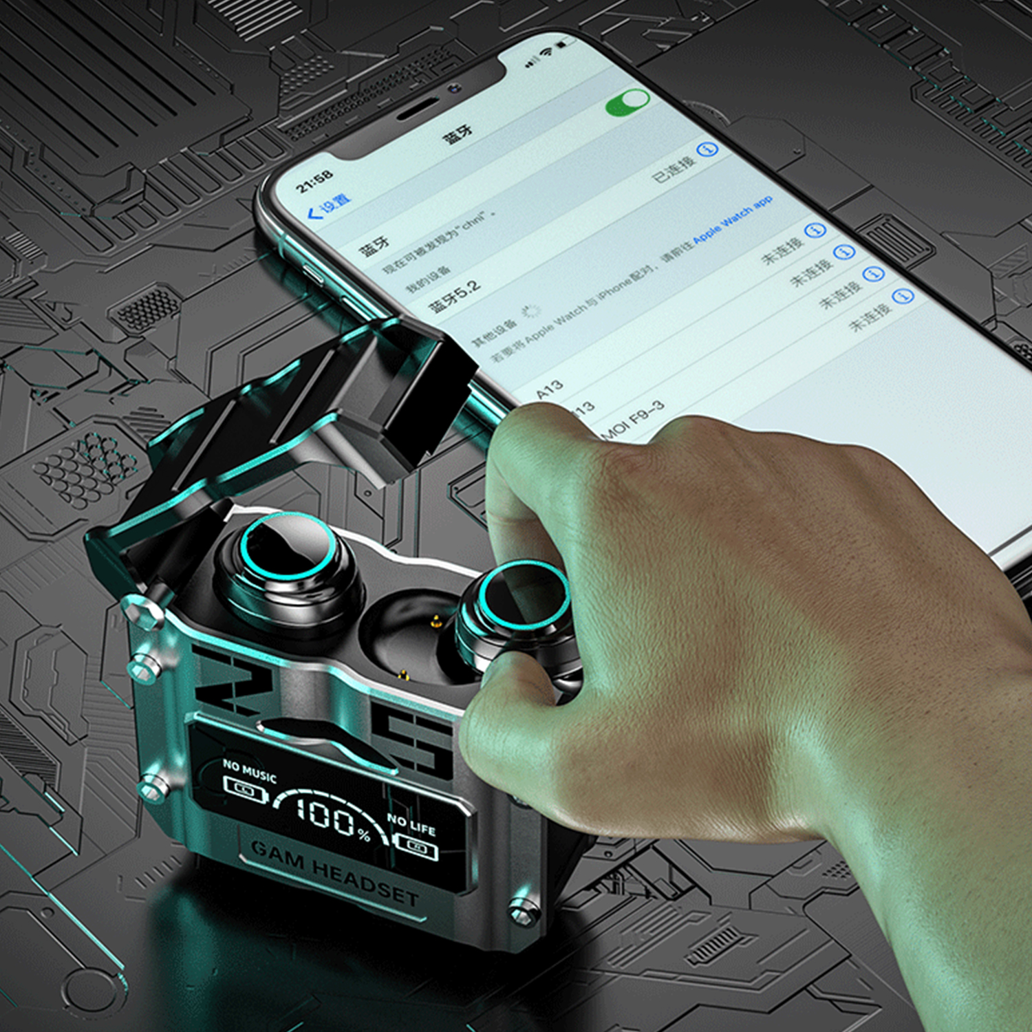 Una mano sosteniendo unos auriculares para juegos. Un teléfono inteligente con una pantalla que muestra la configuración está en el fondo.