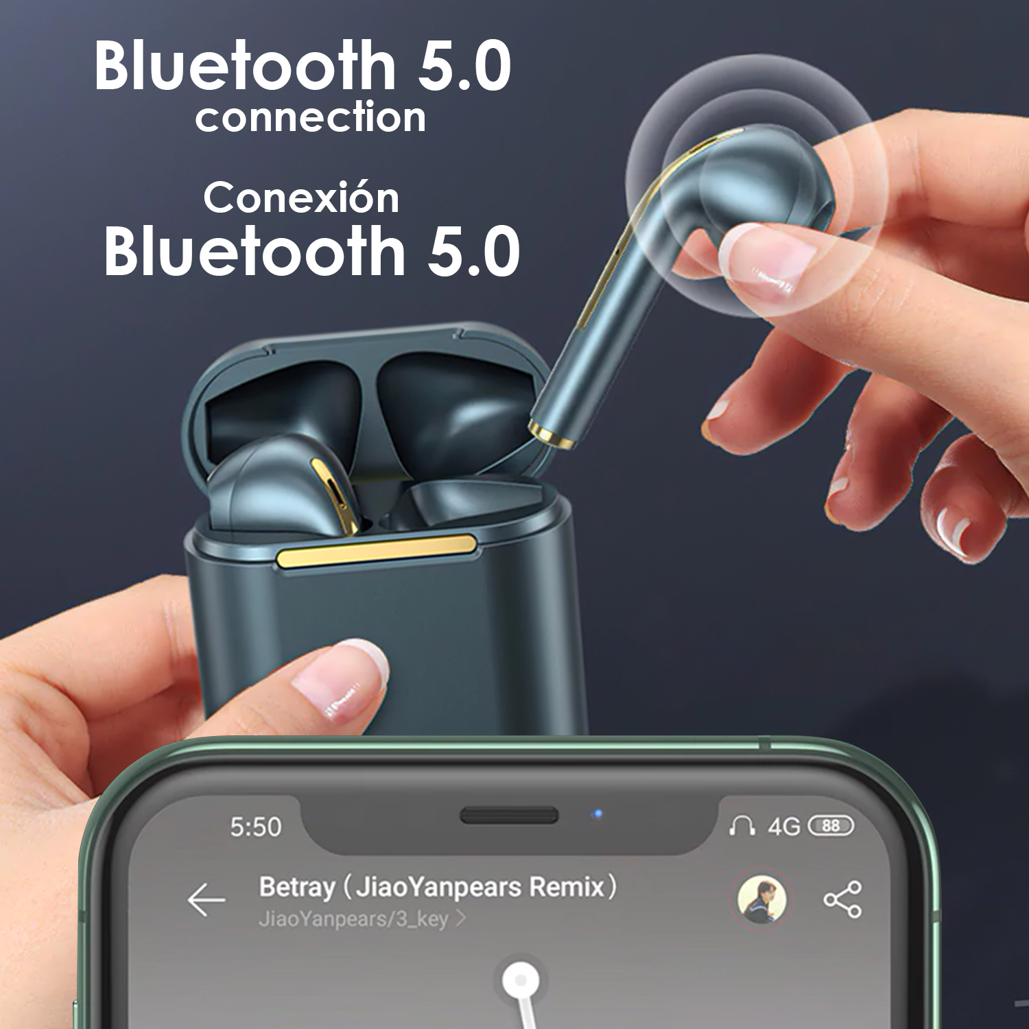 Person hält teal-blaue Ohrhörer, mit einem Telefon, das eine Musik-App und Bluetooth 5.0 anzeigt.