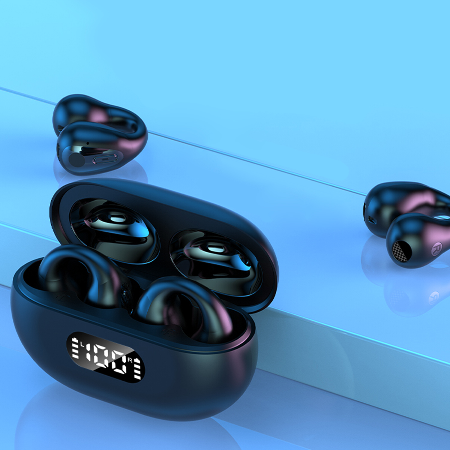 Auricolari wireless neri in custodia di ricarica, con display digitale. Diversi auricolari su sfondo blu.