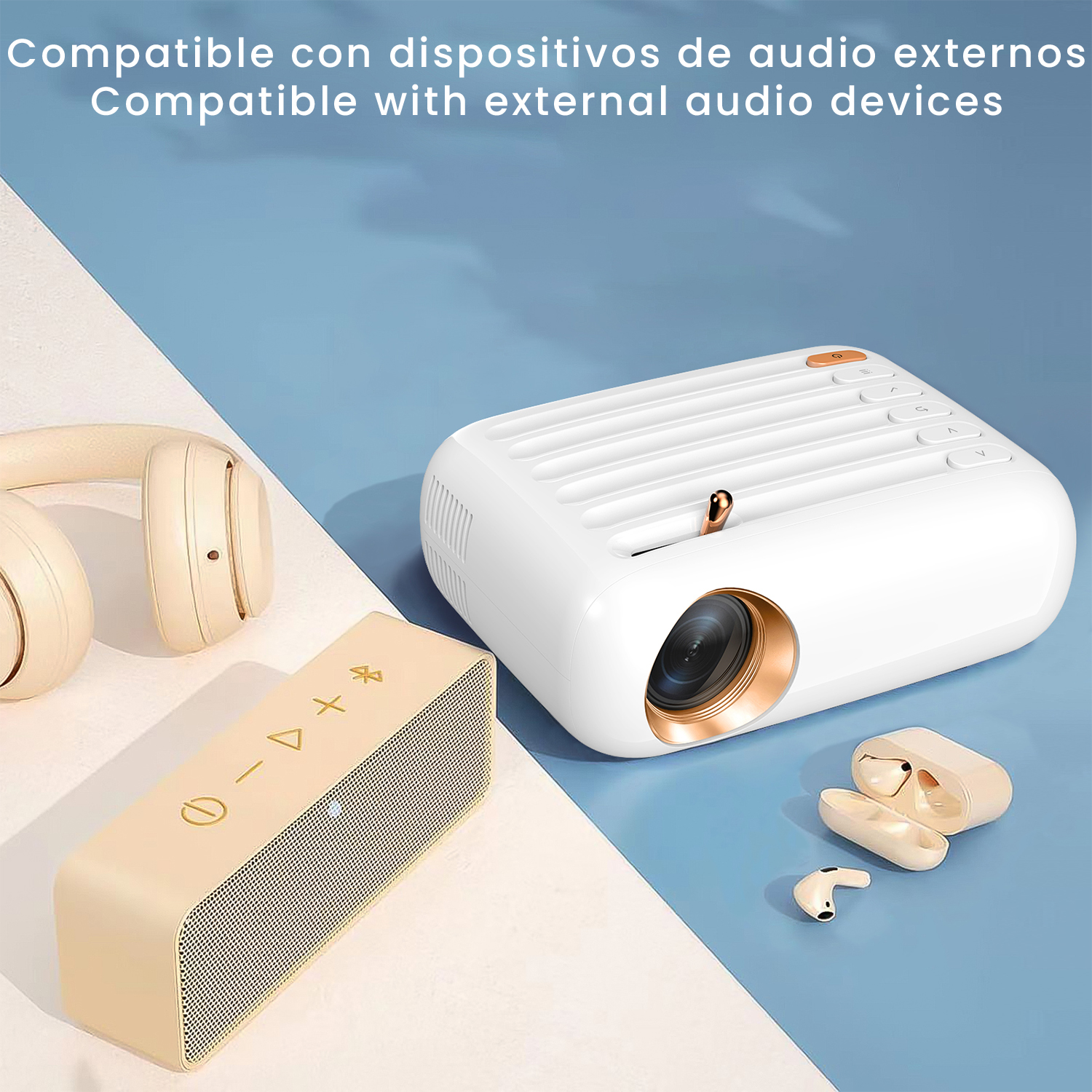 Proiettore bianco, altoparlante beige, cuffie e auricolari su superficie blu.