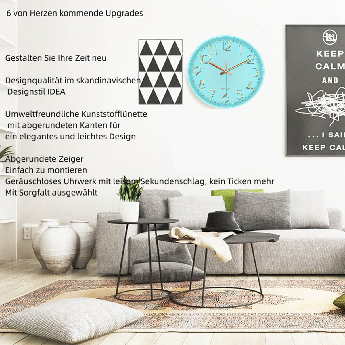 Ein Raum mit Uhr, Gemälde und Couch. Zwei Beistelltische und Dekoration werten die Szene auf.