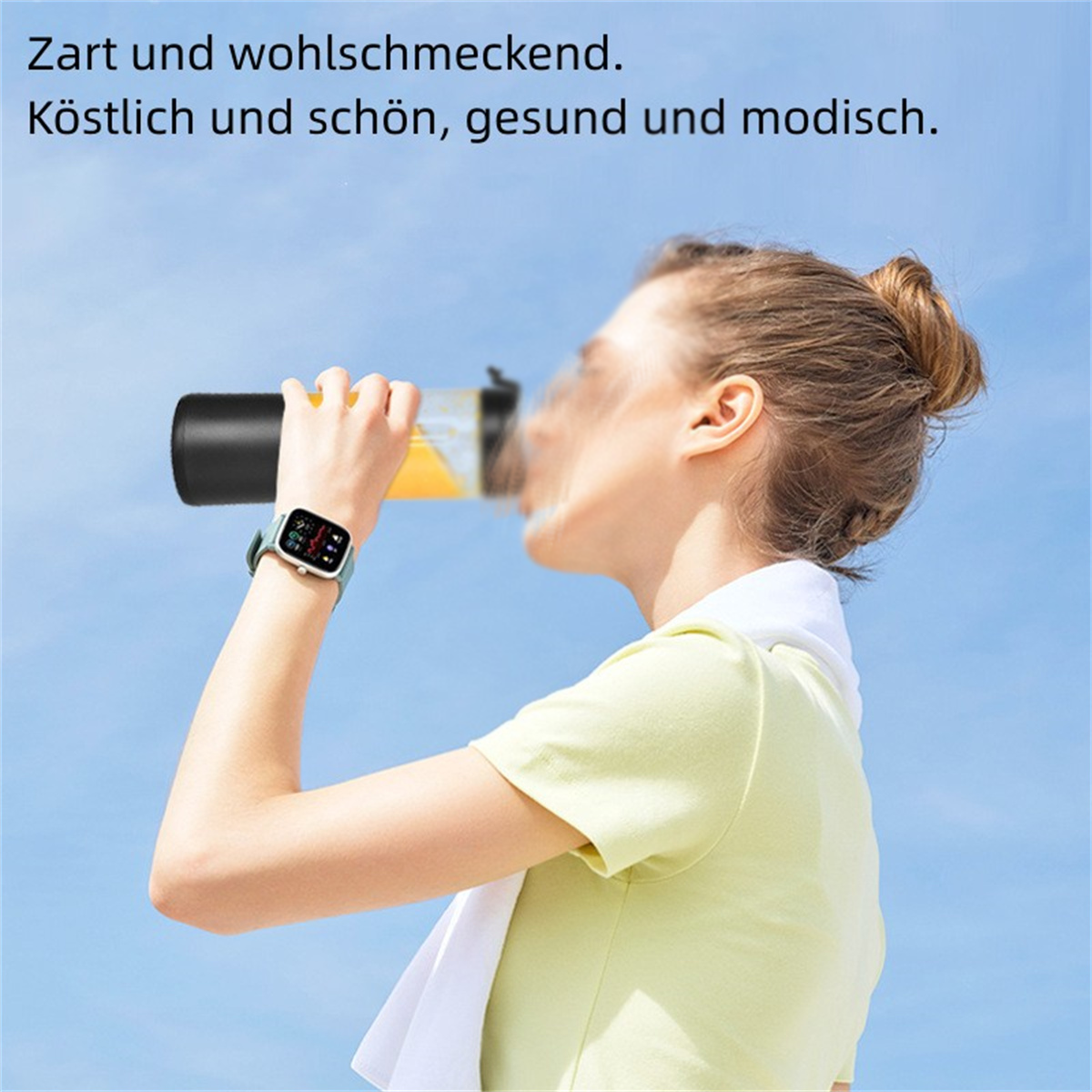 Eine Frau trinkt aus einer Flasche, trägt eine Smartwatch und ein Handtuch.