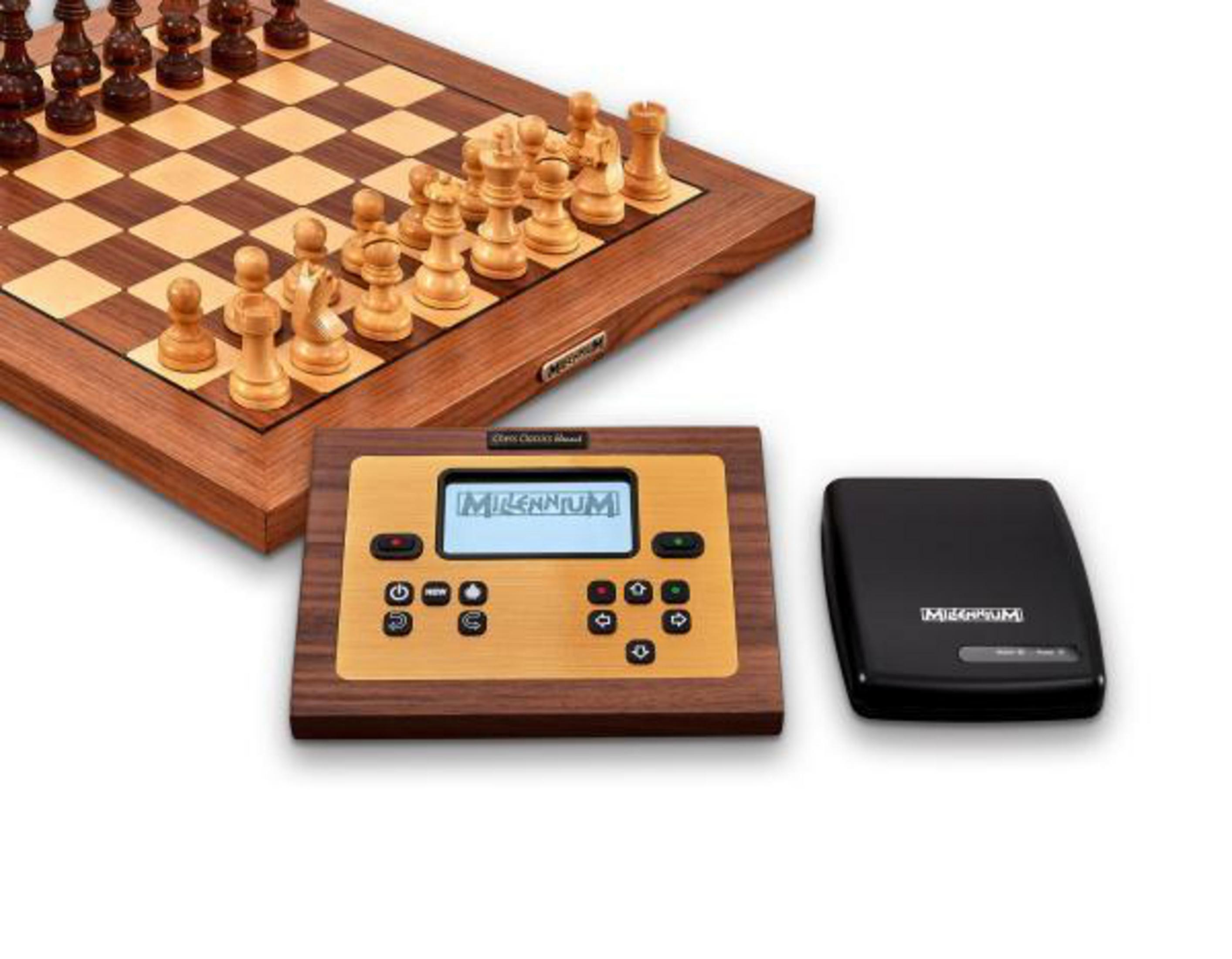 Schachspiel mit Figuren auf dem Brett, elektronischer Schachuhr und einem schwarzen Schachfigurenhalter auf weißem Hintergrund.