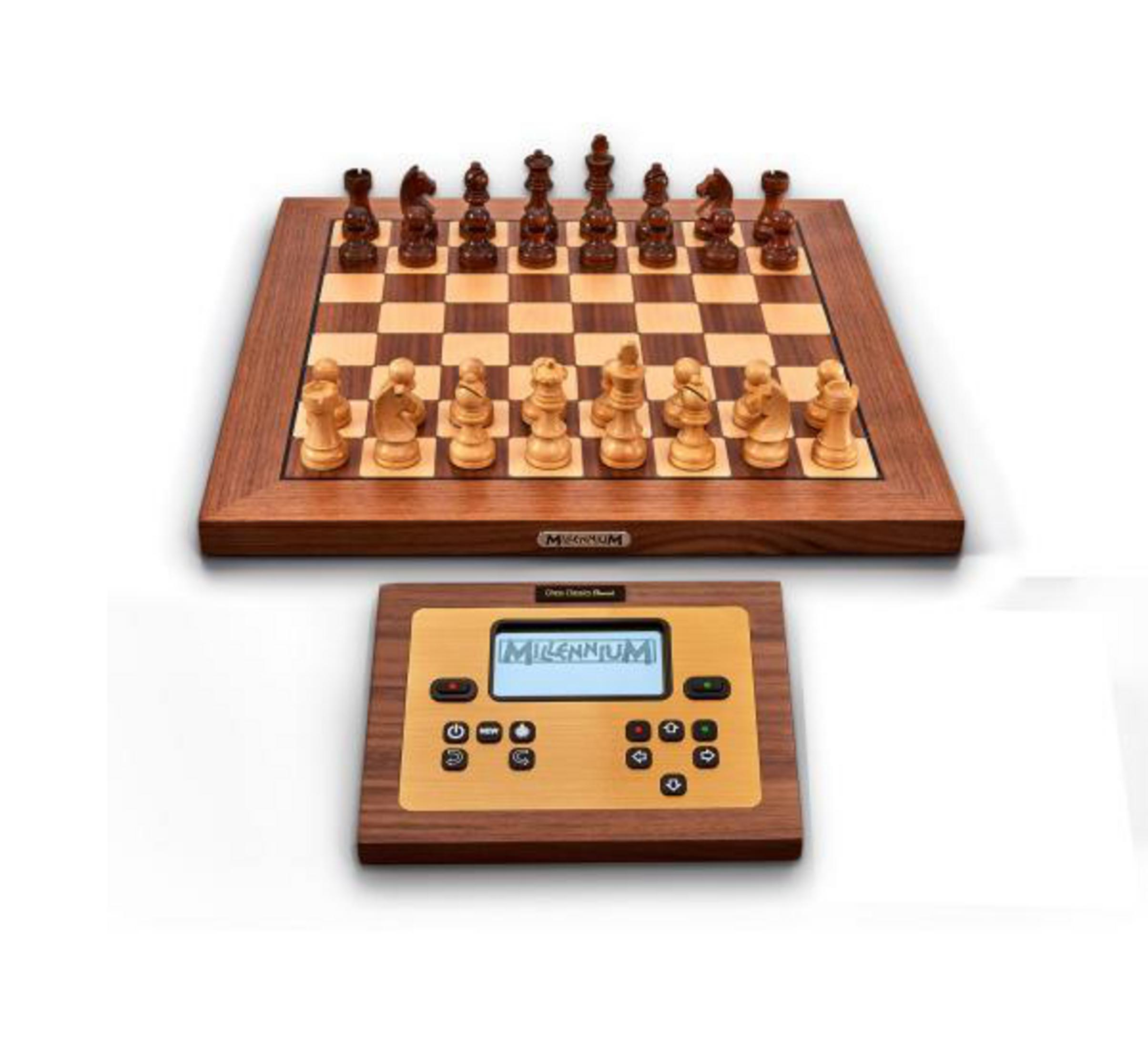 Ein Schachspiel mit Figuren auf einem Holzbrett, darunter ein Schachcomputer.