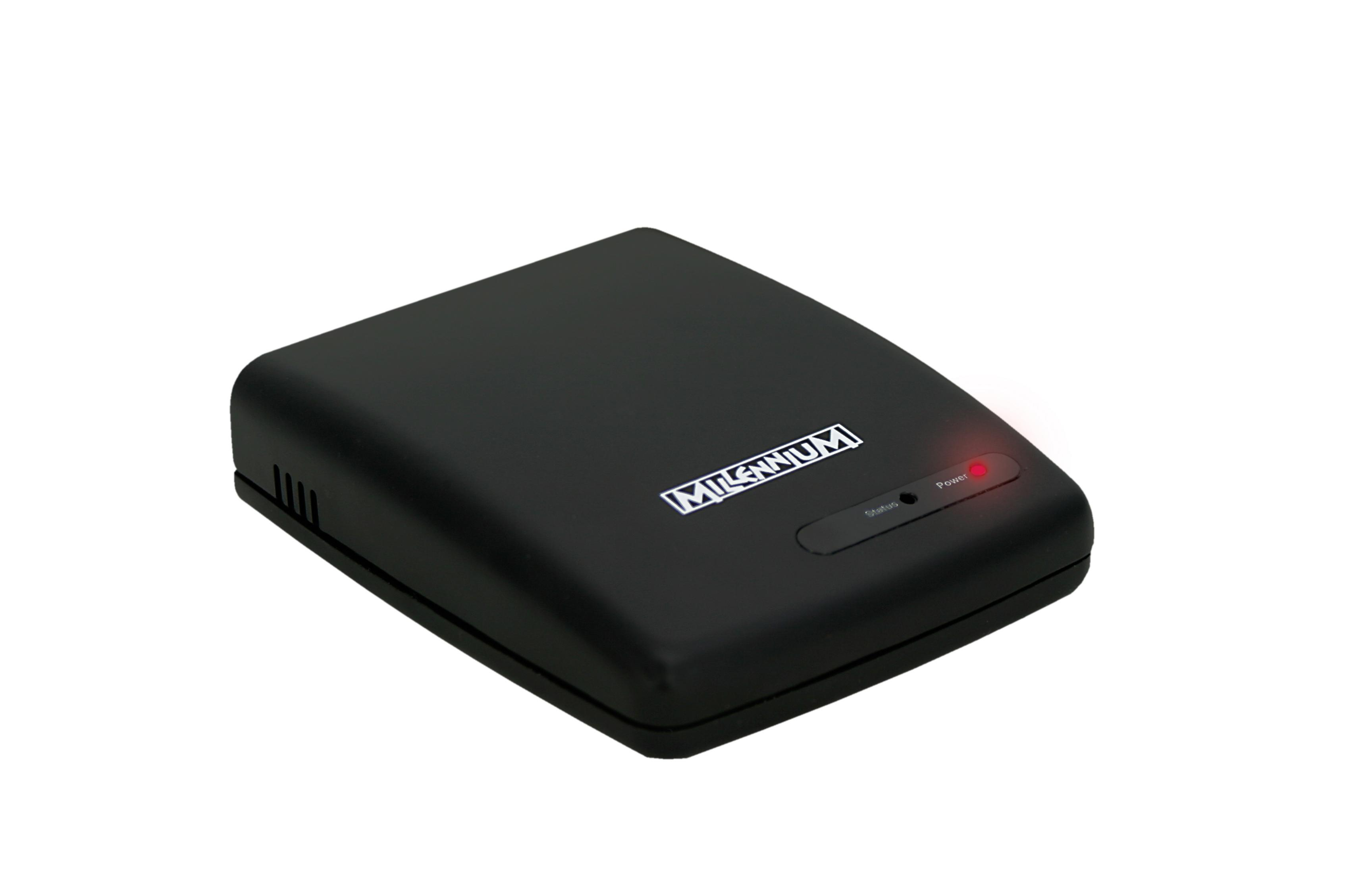 Appareil rectangulaire noir avec un logo blanc et une lumière rouge sur fond blanc.
