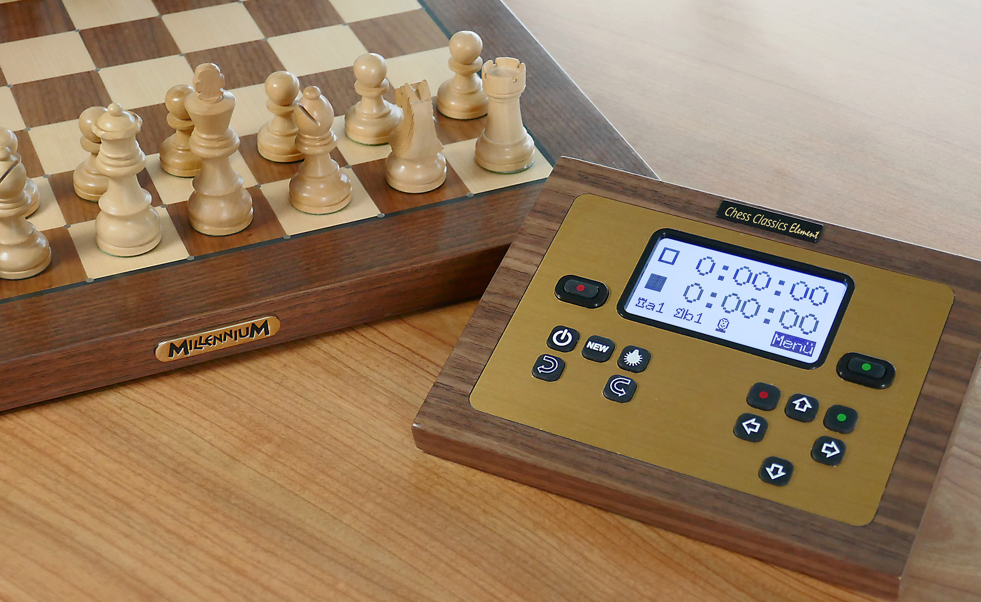 Schachbrett und digitale Schachuhr. Holzbrett und Figuren, schwarz-goldene Uhr.