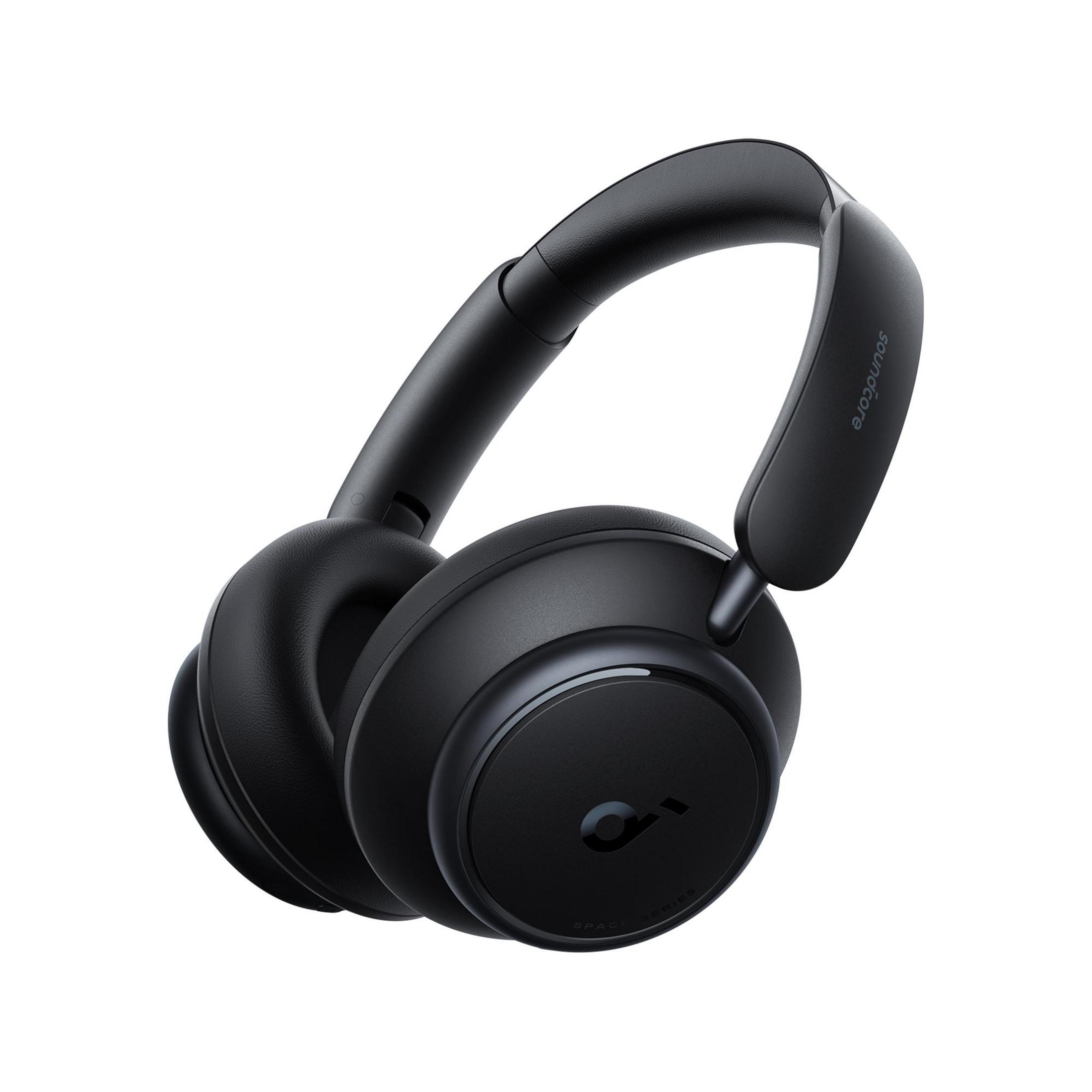 Auriculares negros con un logotipo circular, sobre un fondo blanco.